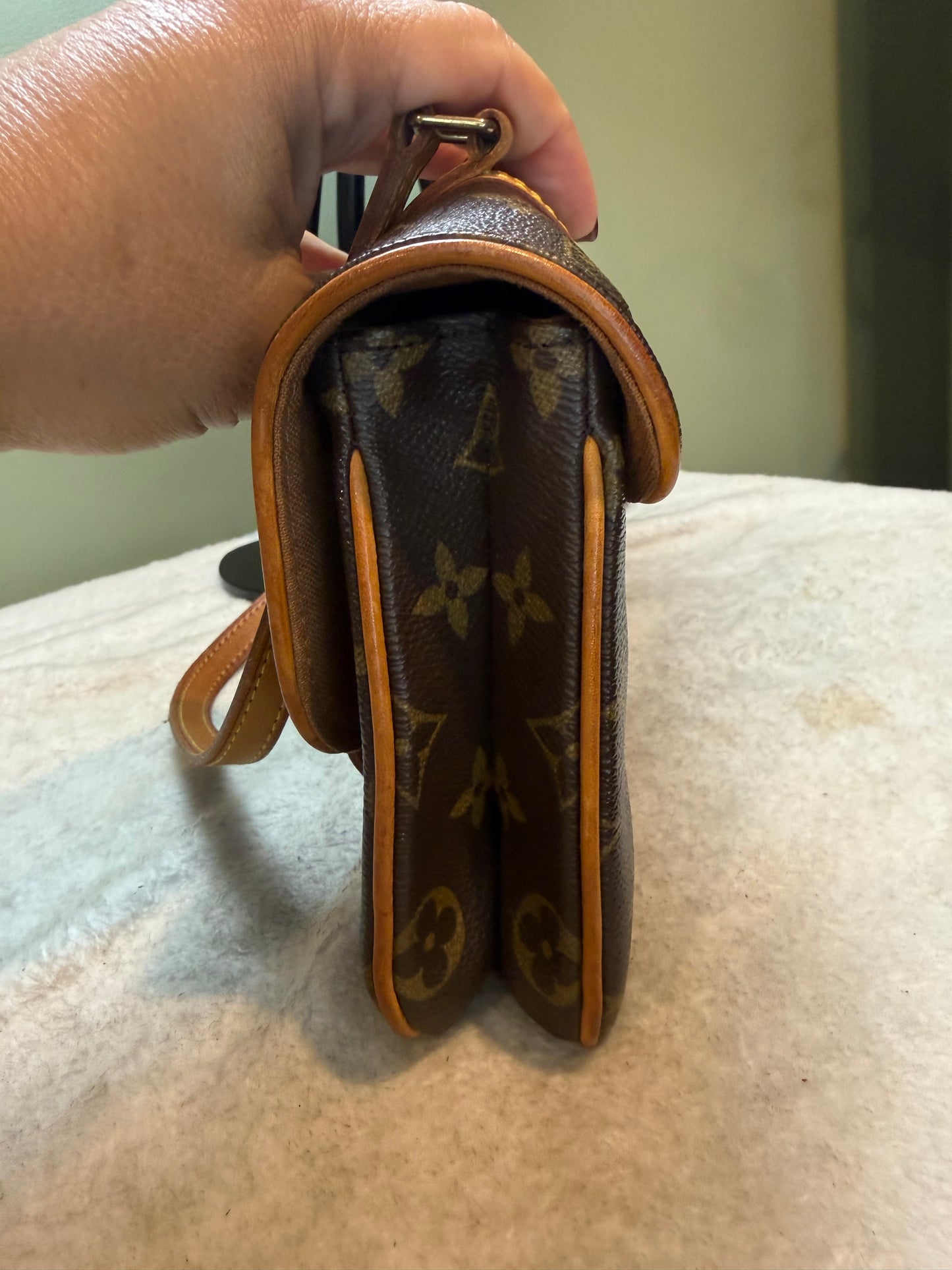 1702. Louis Vuitton Vintage Monogram Pochette Marelle