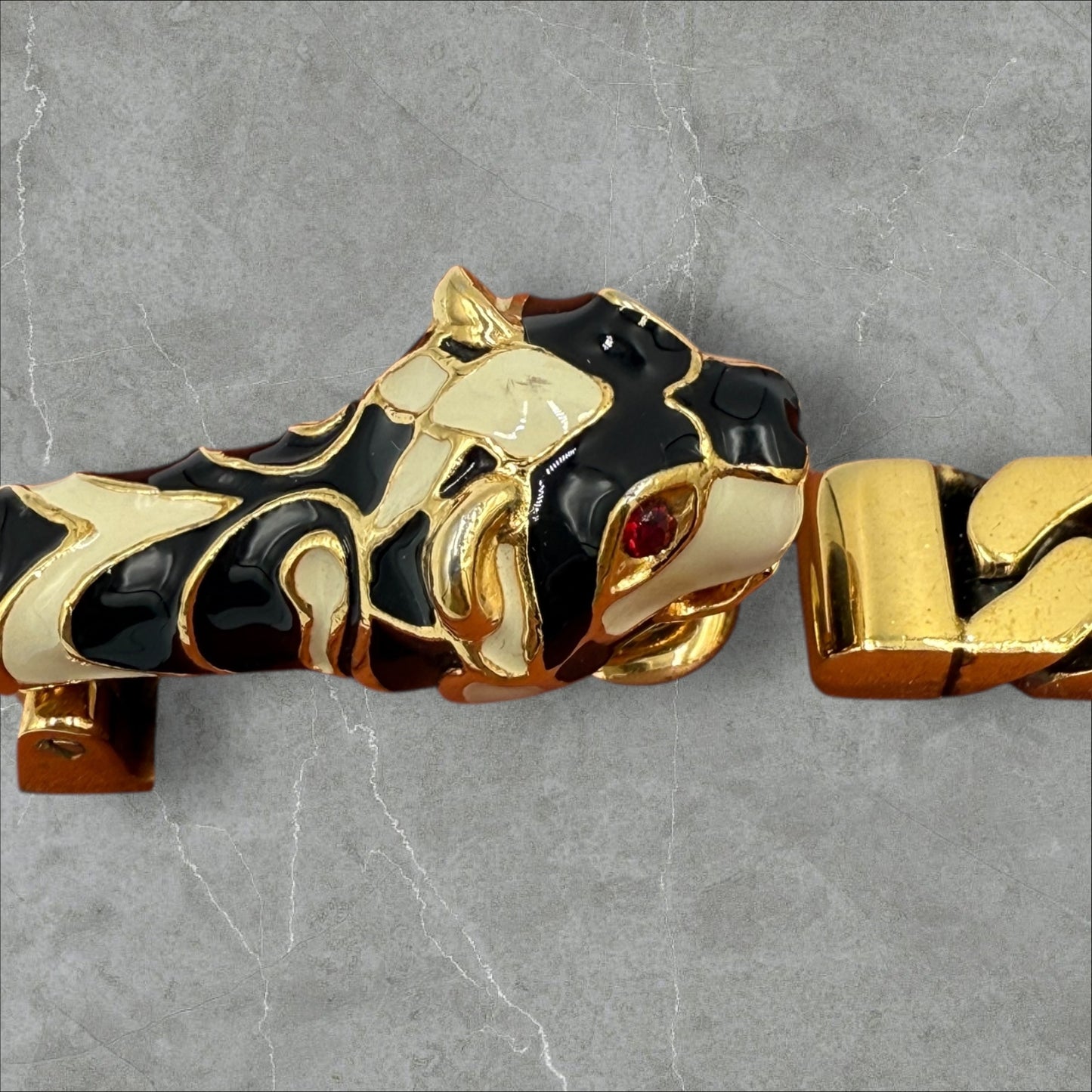 334. Gucci Tigrette Shoulder bag in Rust Suede with gold chain