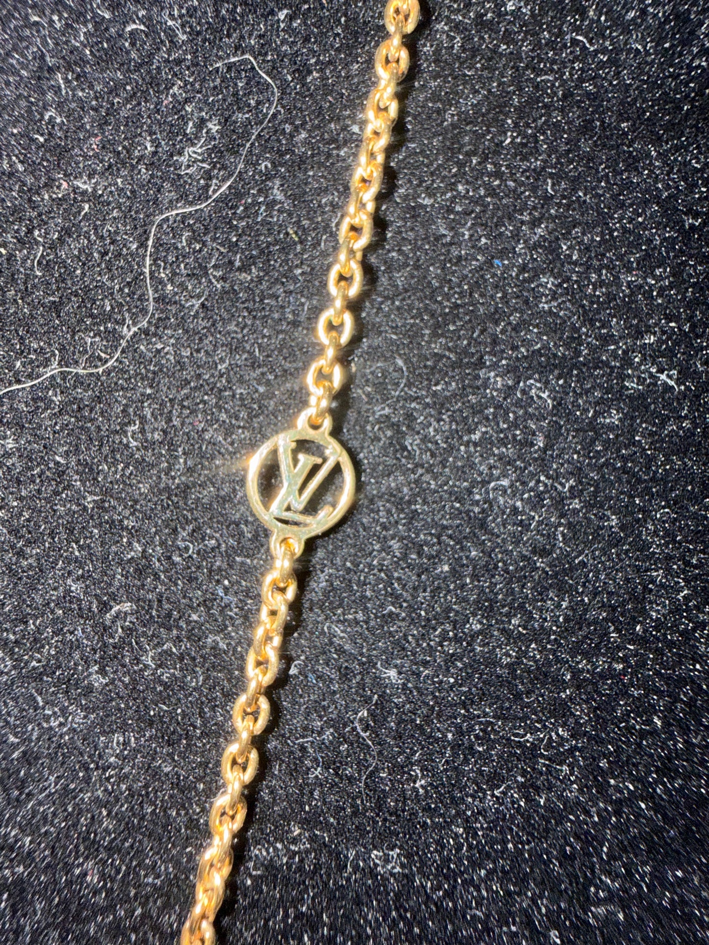 1302. Louis Vuitton Essential V Pearle Necklace