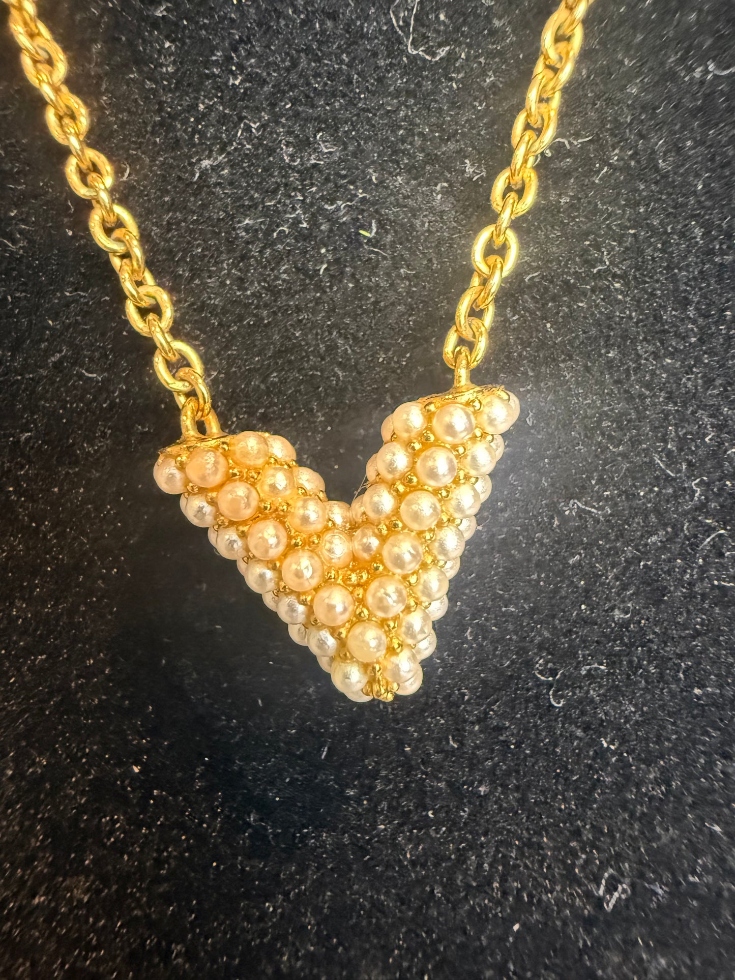 1302. Louis Vuitton Essential V Pearle Necklace