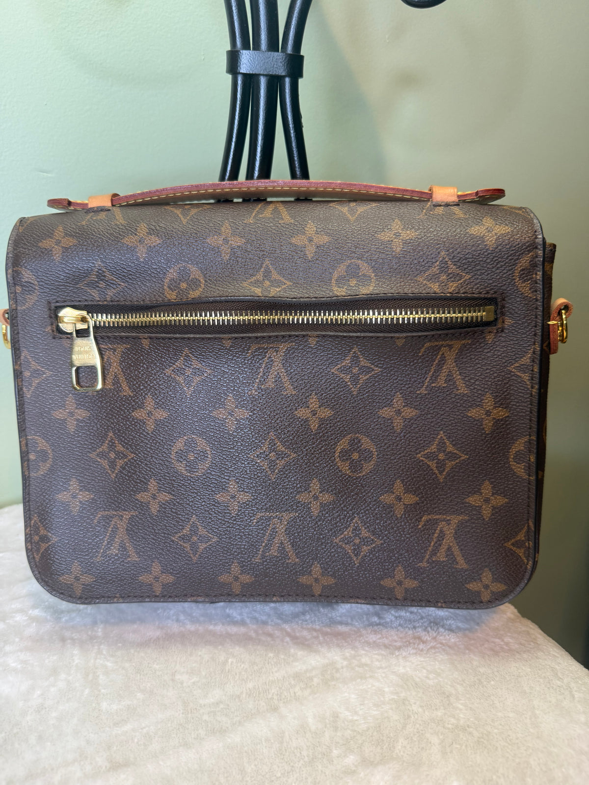 2132. Louis Vuitton Monogram Pochette Metis