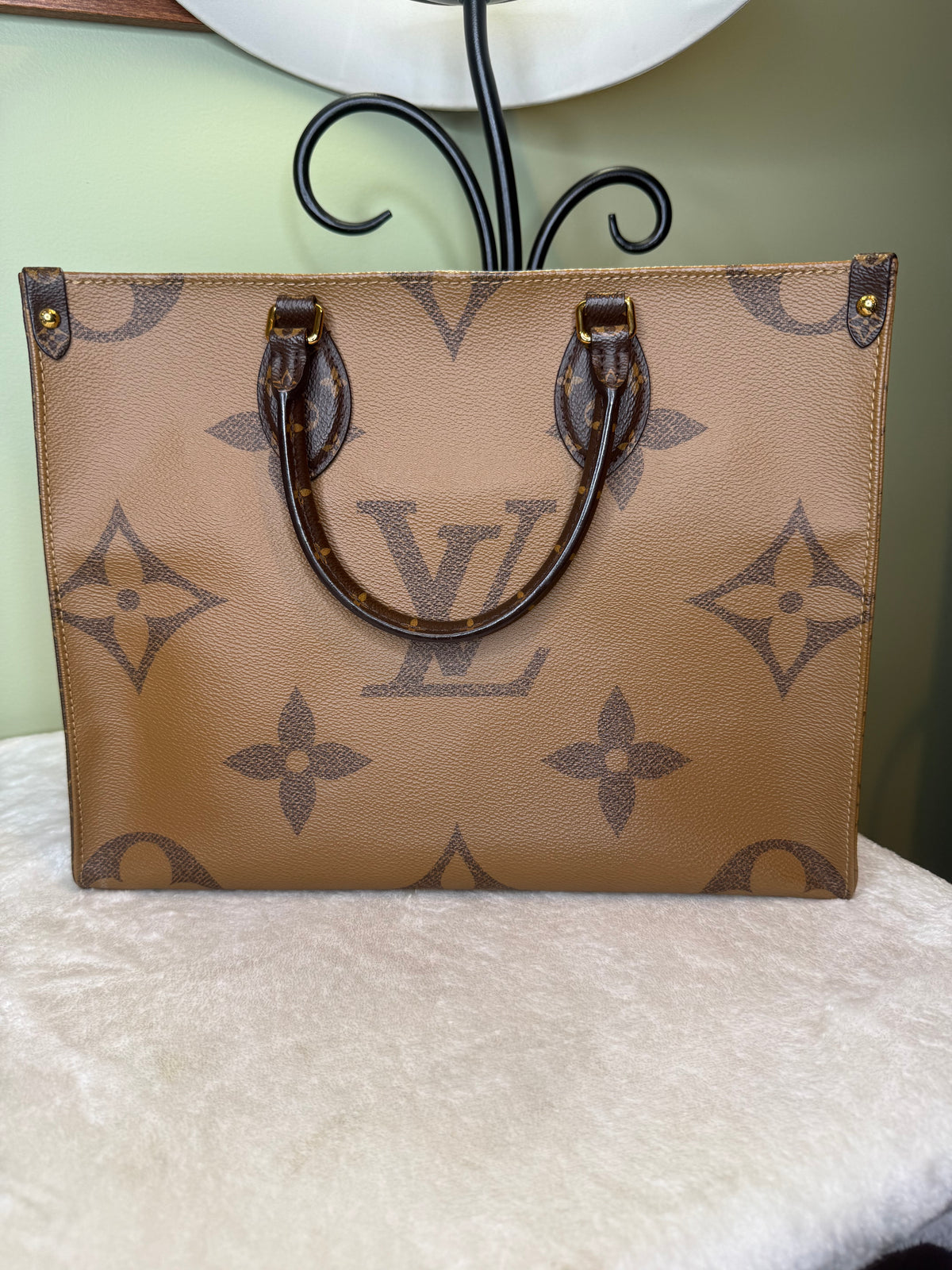 2180. Louis Vuitton Reverse Monogram OnTheGo MM