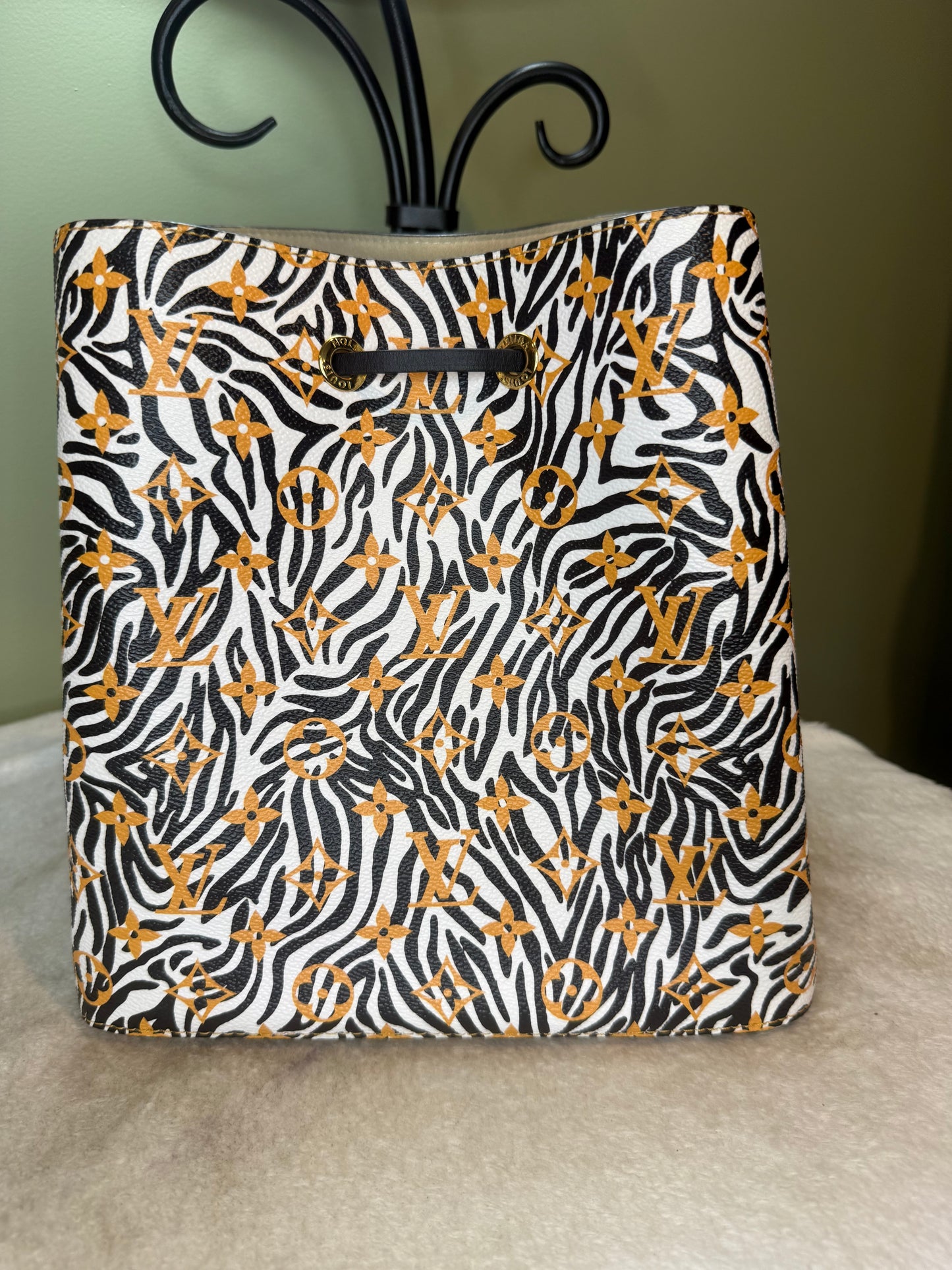 1487. Louis Vuitton Giant Jungle NeoNoe MM