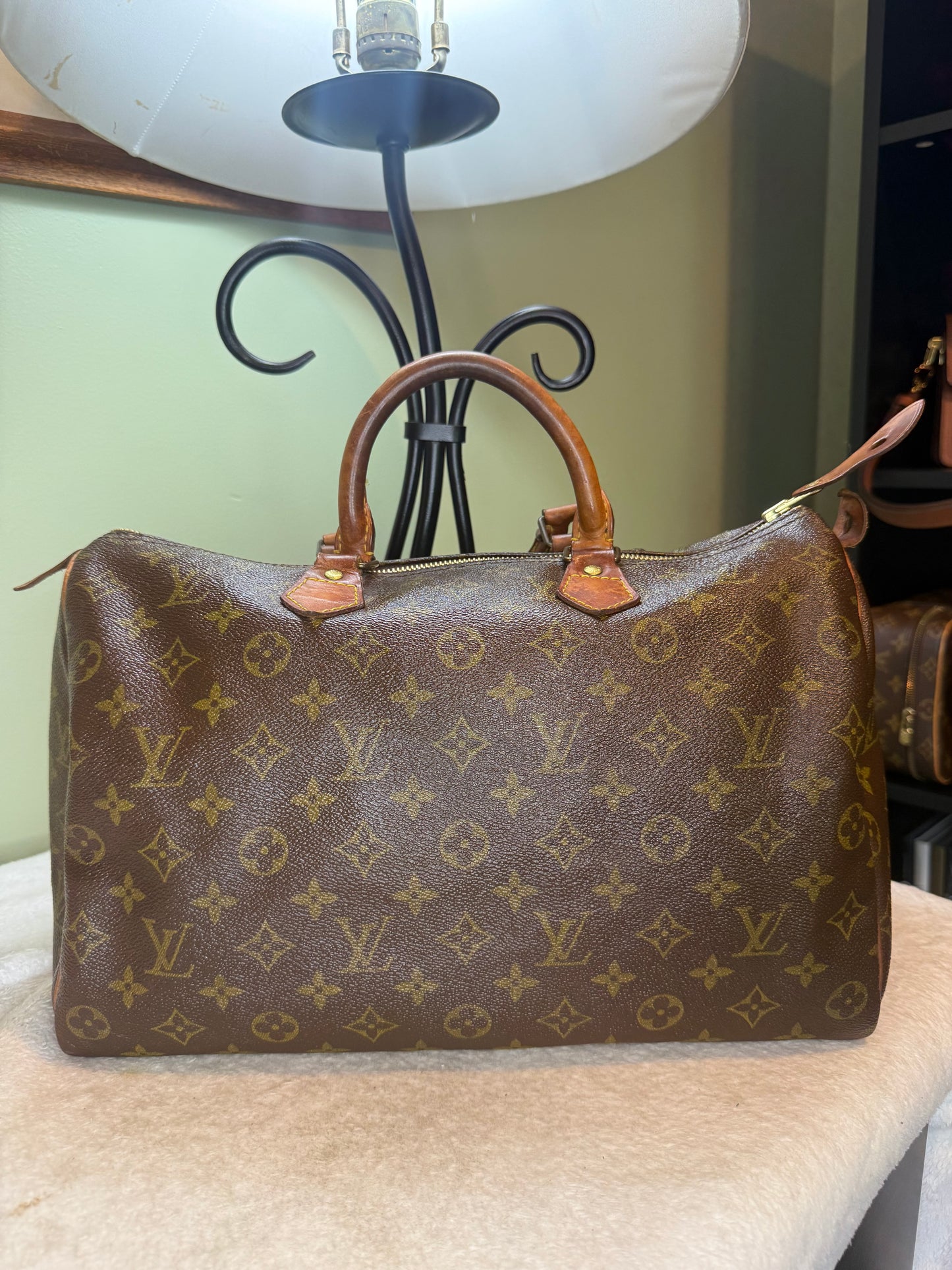 1189. Louis Vuitton Monogram Speedy 30