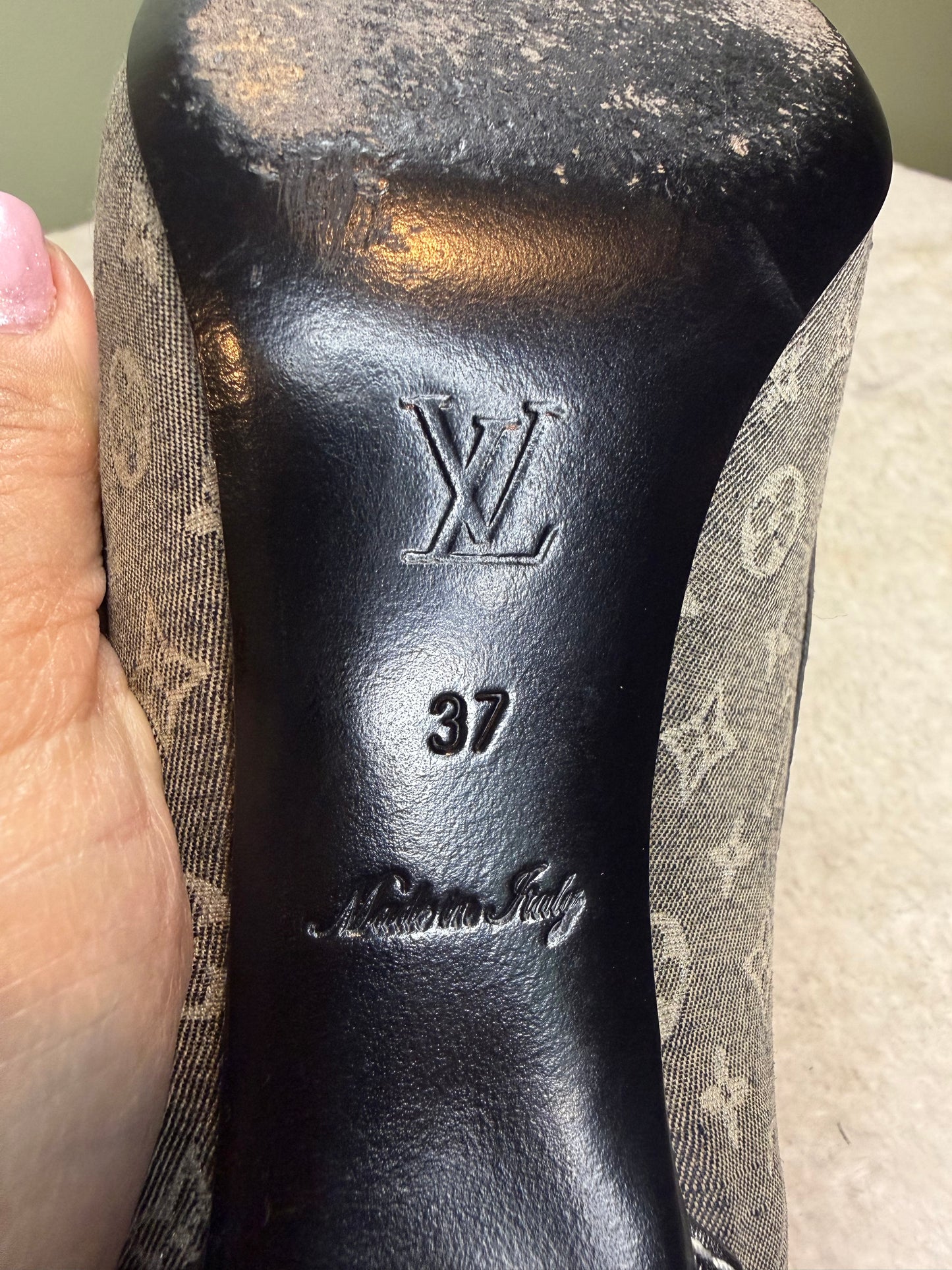 1514. Louis Vuitton Grey Monogram Canvas Min Lin Leather Toe cap heels