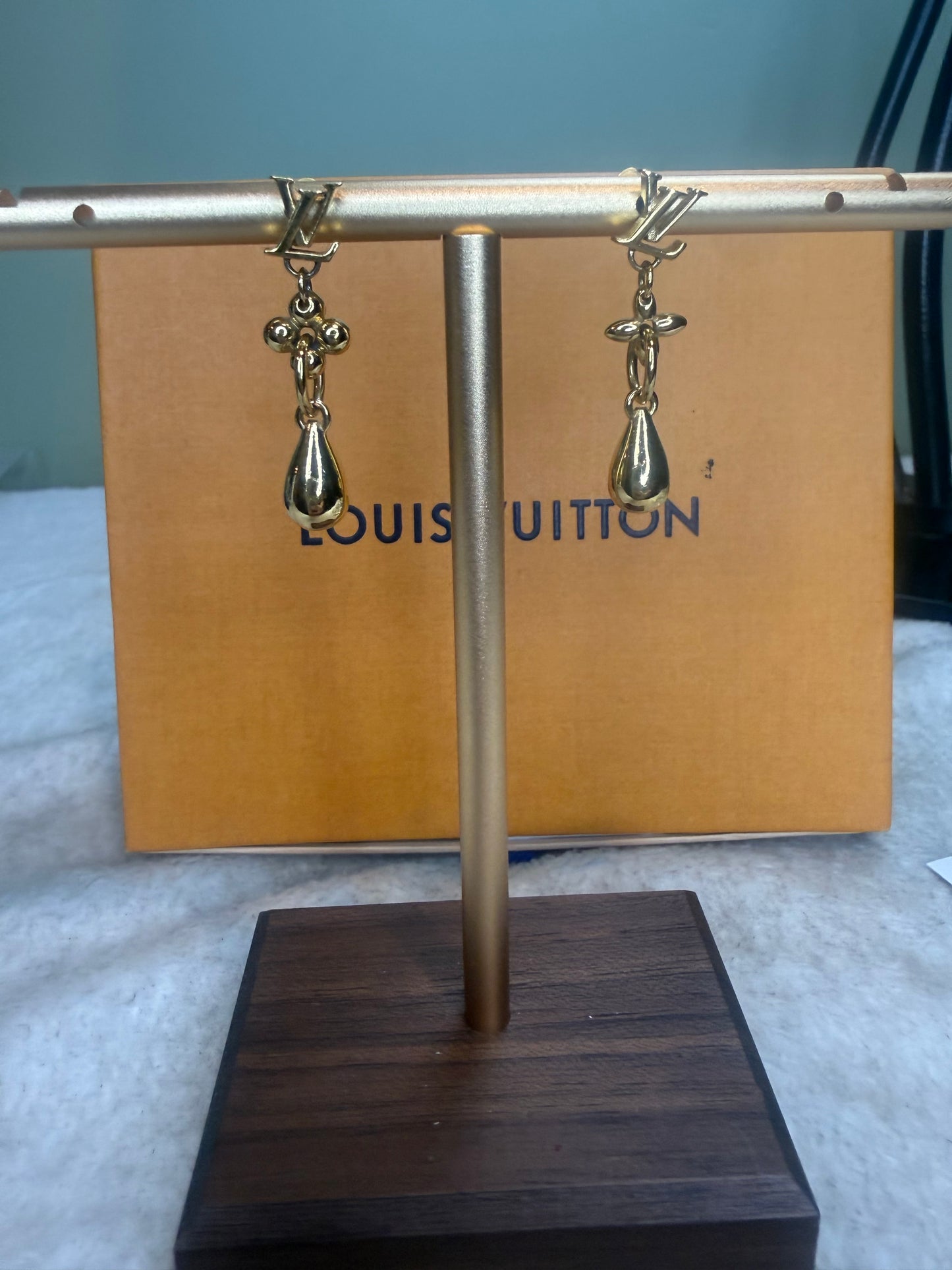 1369. Louis Vuitton Flowergram Dangling Earrings