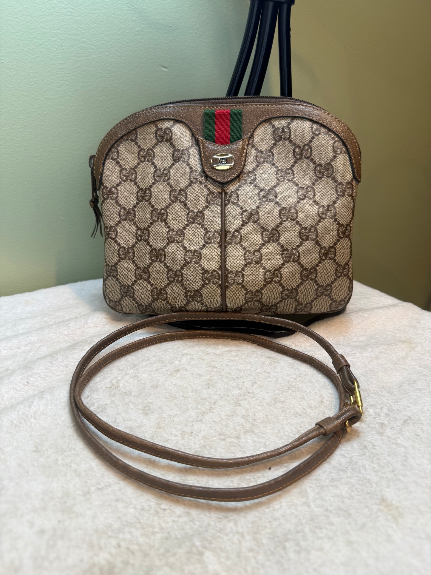 1676. Gucci Vintage GG Supreme Crossbody