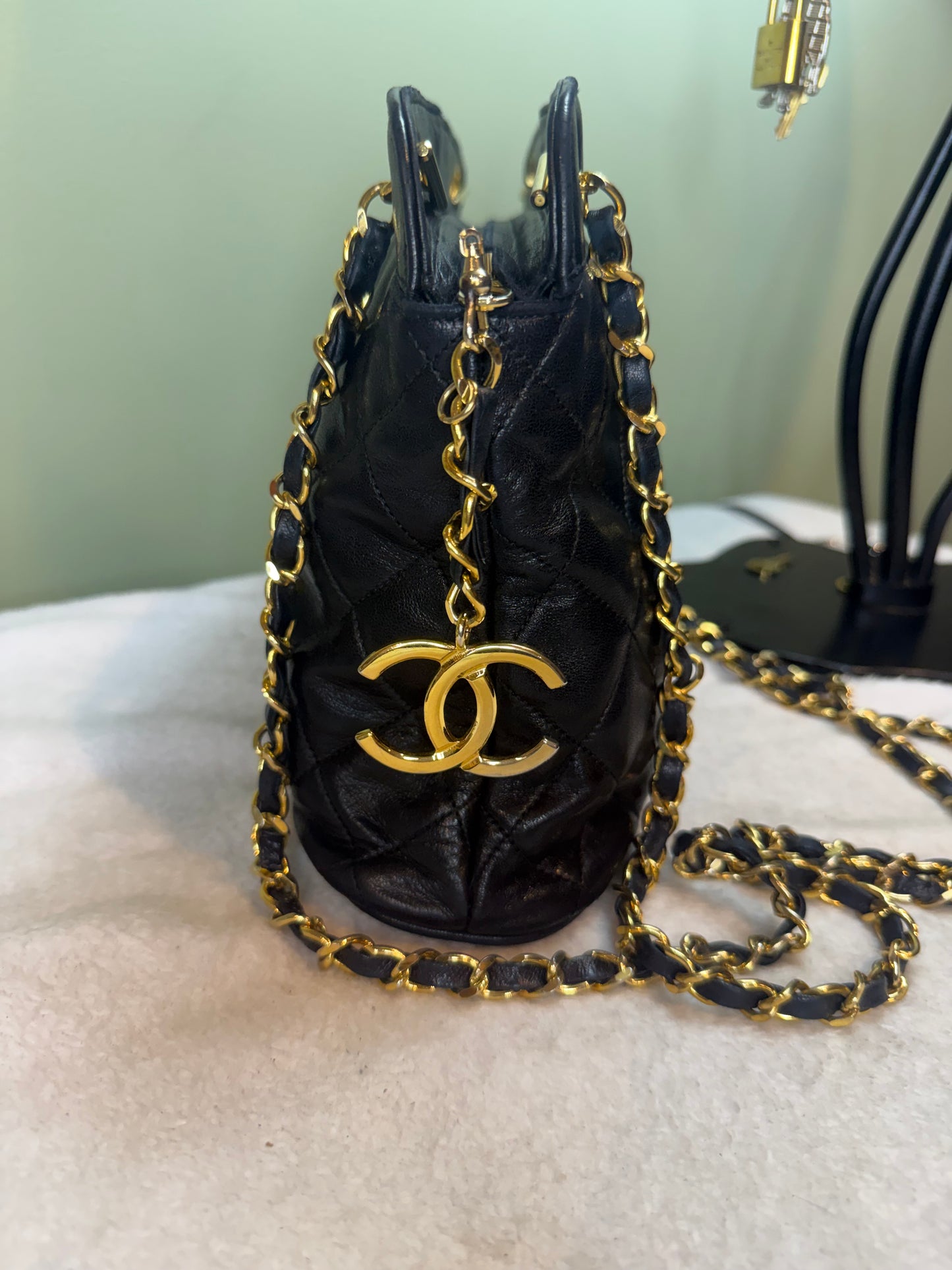 880. Chanel Vintage Quilted Lambskin Shoulder bag with Gold CC hardware