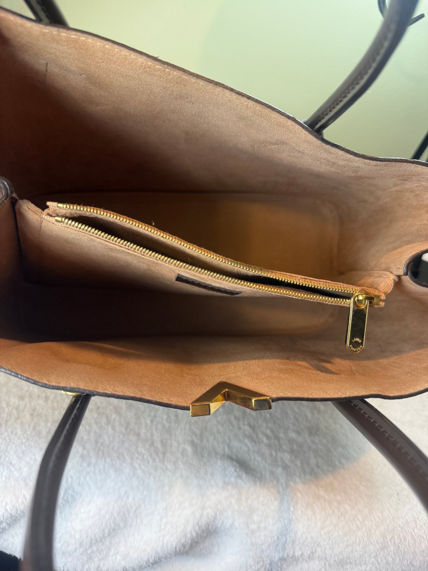 1228. Louis Vuitton Damier Ebene  Kensington Handbag