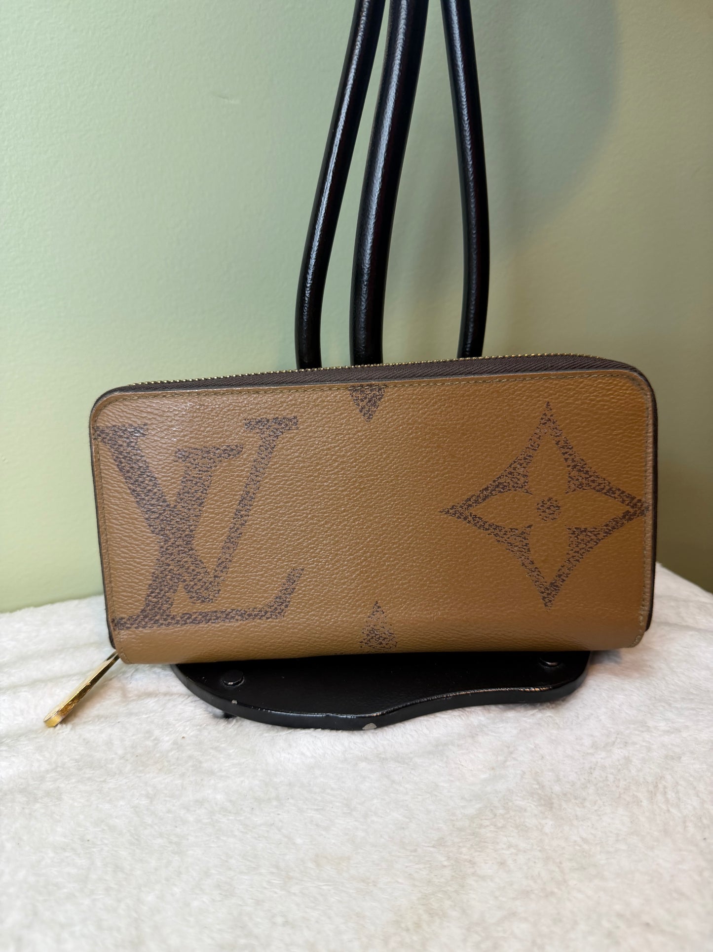 1562. Louis Vuitton Reverse Monogram Zippy Wallet
