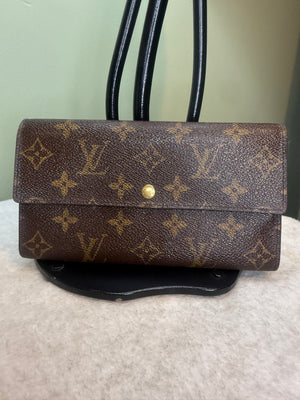 1320. Louis Vuitton Monogram Sarah Wallet