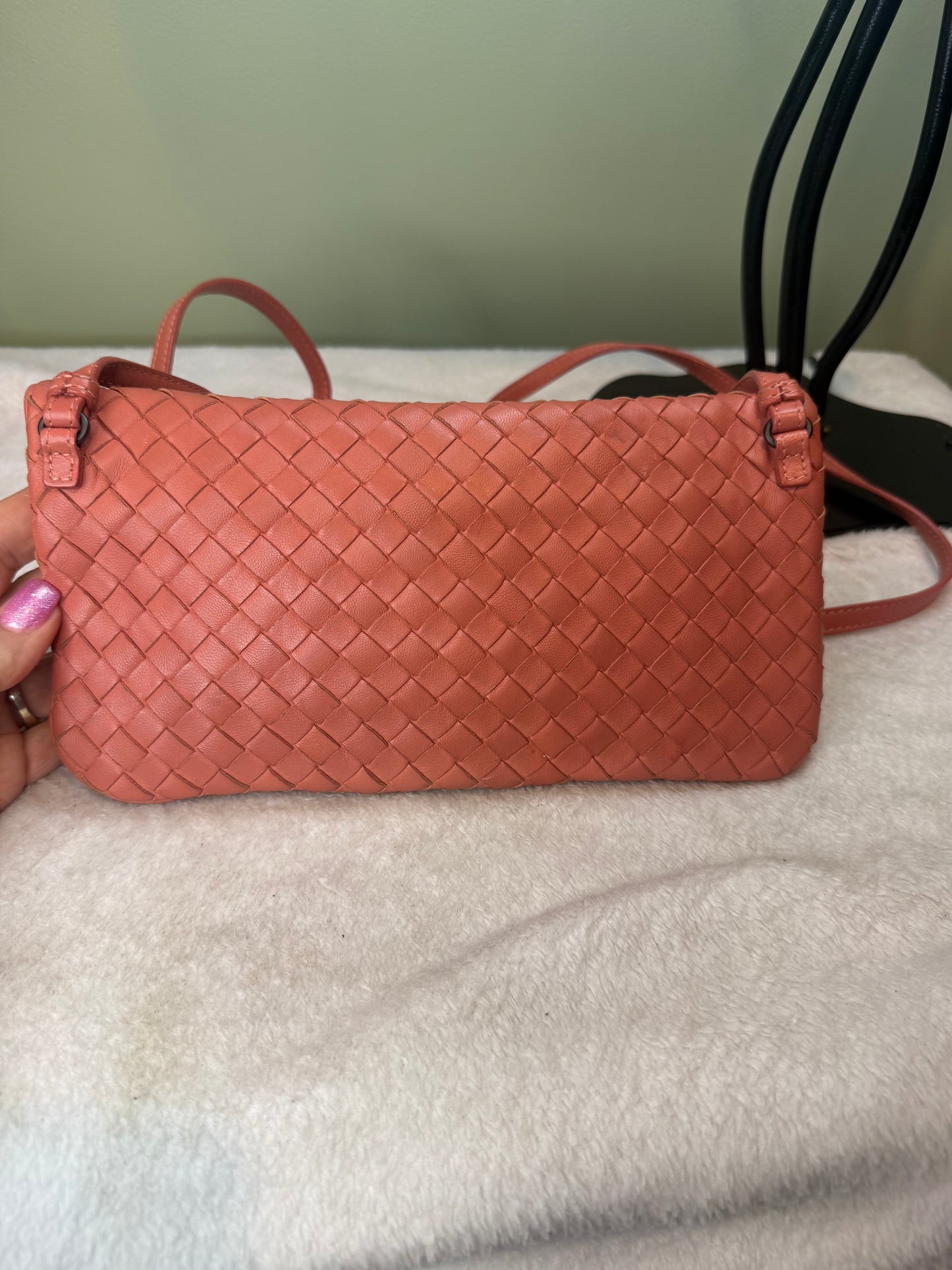 780. Bottega Venetta Leather Intrecciato Turn Lock Shoulder bag