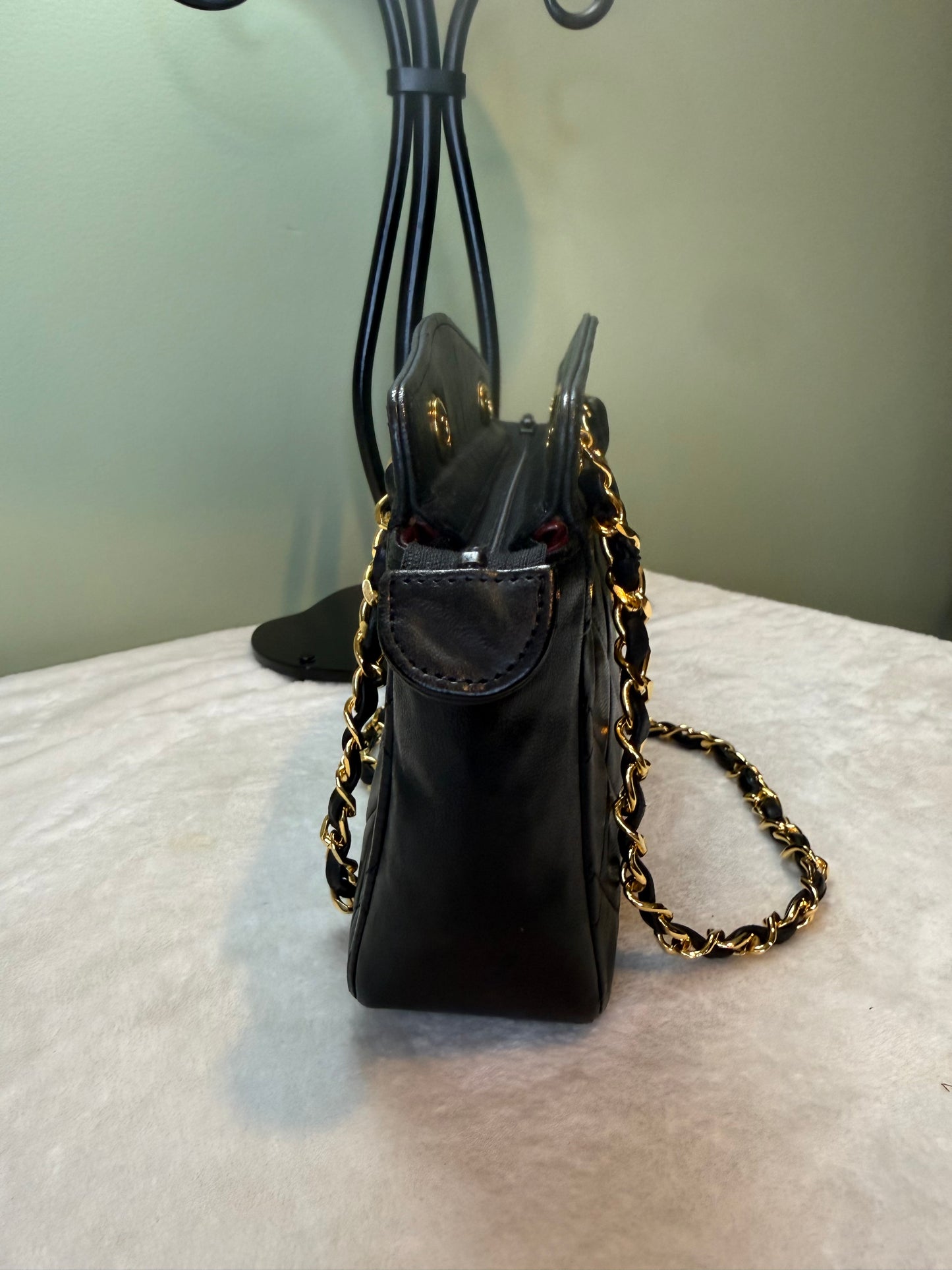1833. Chanel Vintage Black Quilted Lambskin Shoulder bag (series 2)