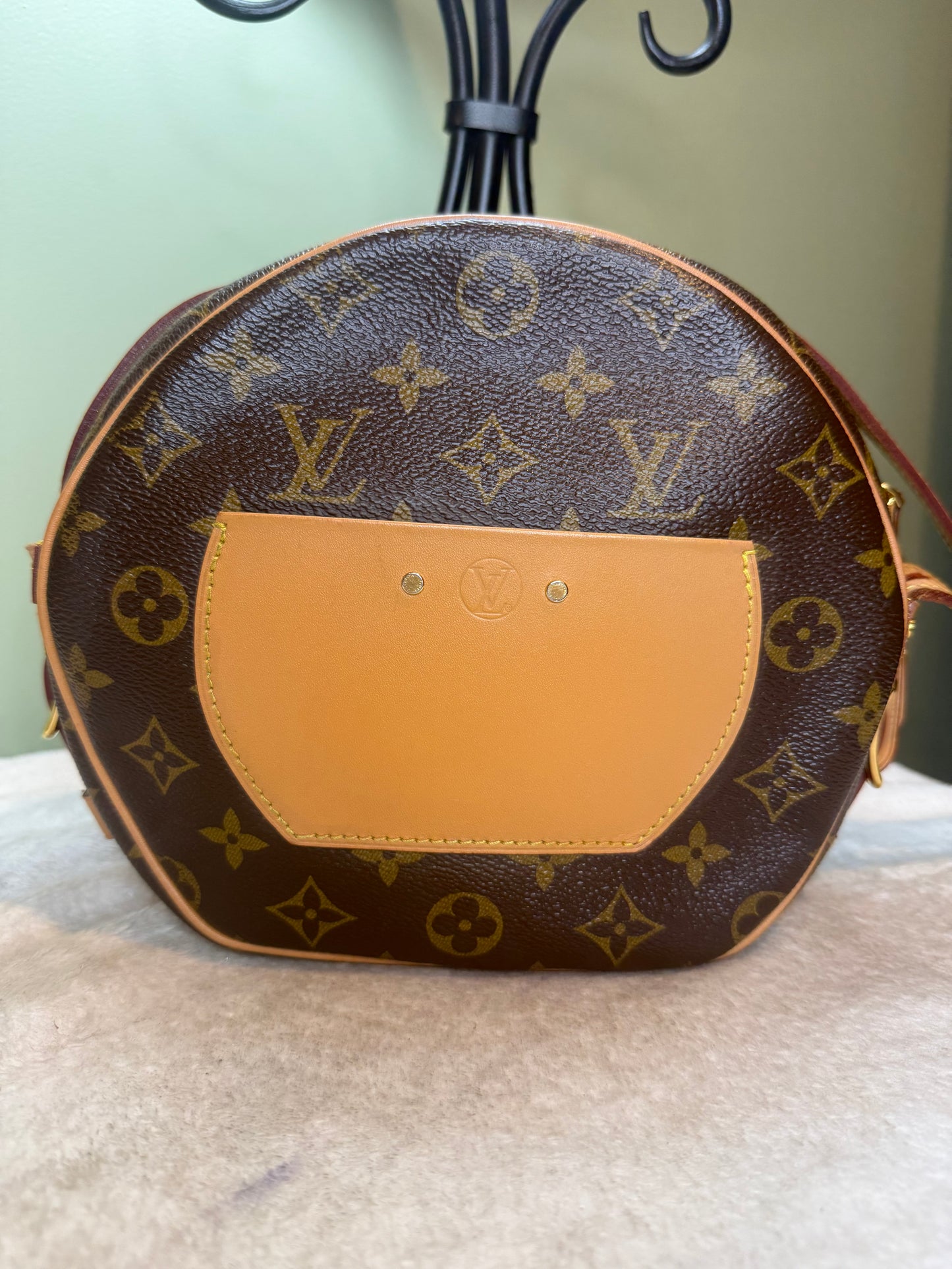 1371. Louis Vuitton Monogram Boite Chapeau Souple