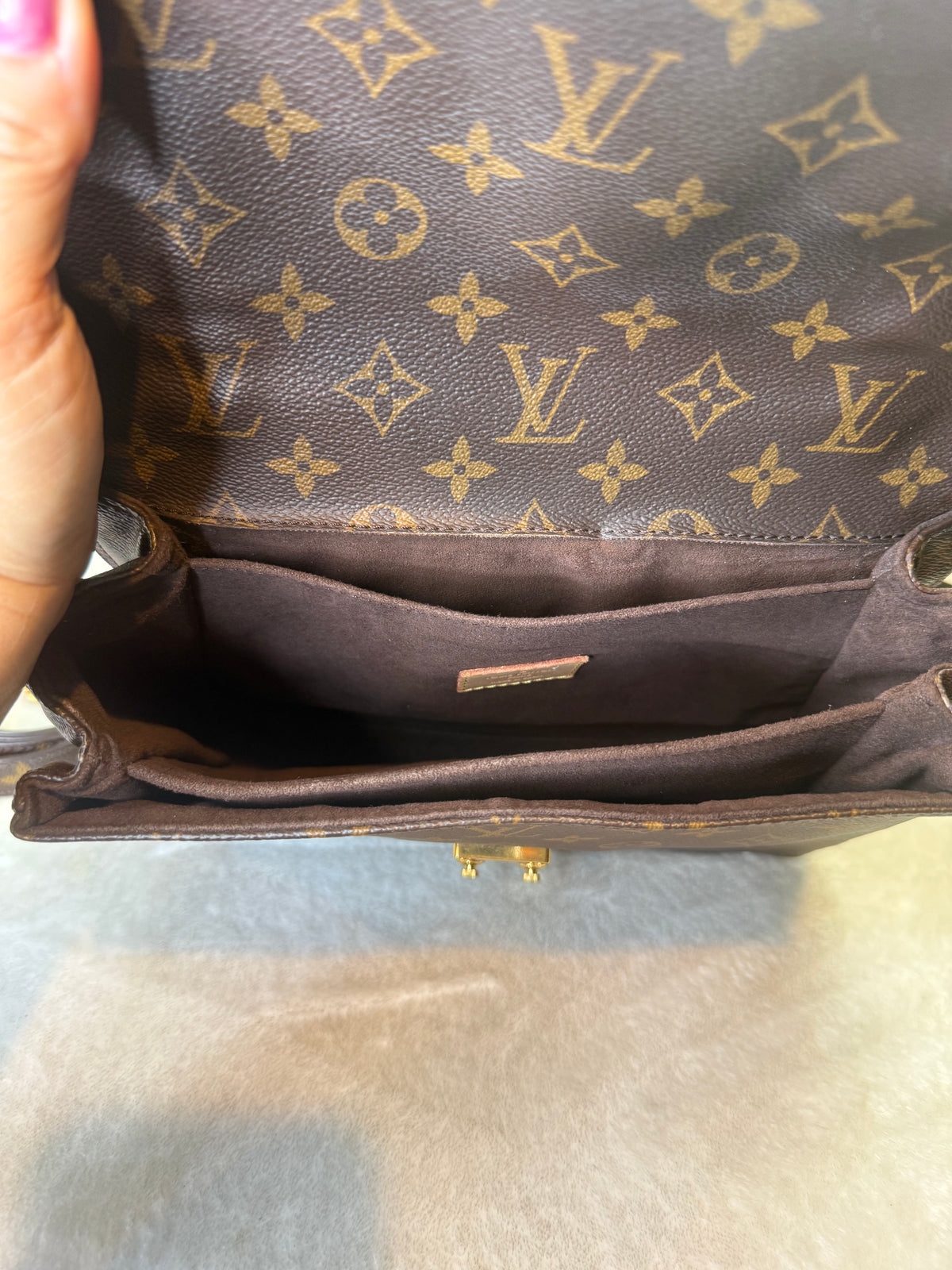 2132. Louis Vuitton Monogram Pochette Metis