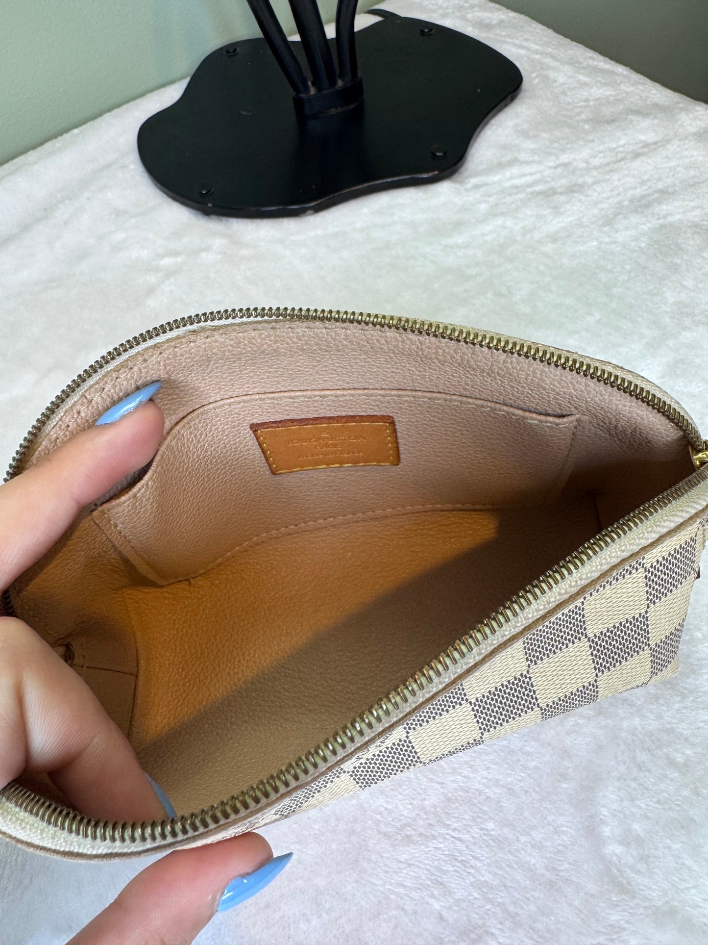 1724. Louis Vuitton Damier Azur Cosmetic case