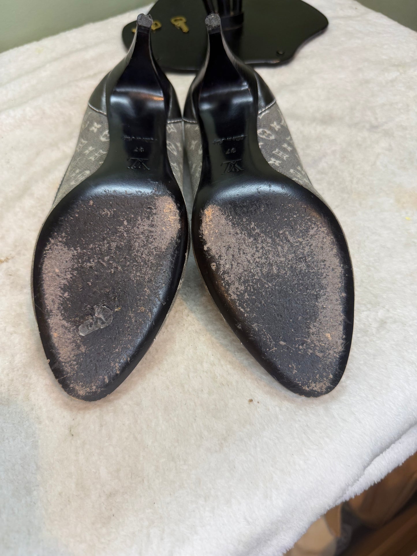 1514. Louis Vuitton Grey Monogram Canvas Min Lin Leather Toe cap heels