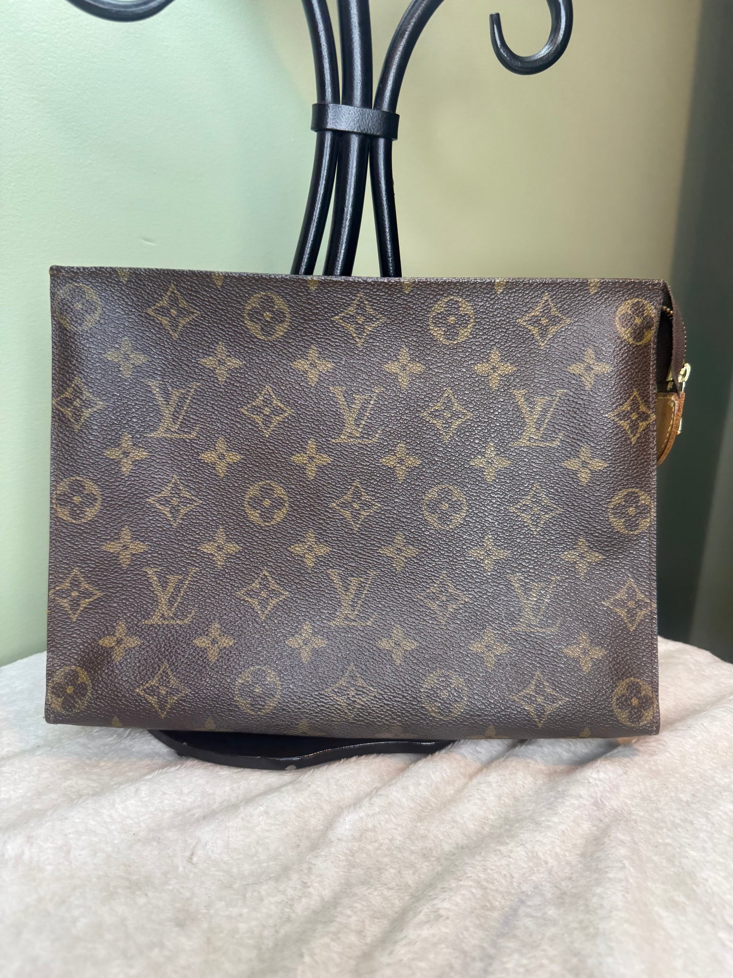 1451. Louis Vuitton Monogram Toiletry 26