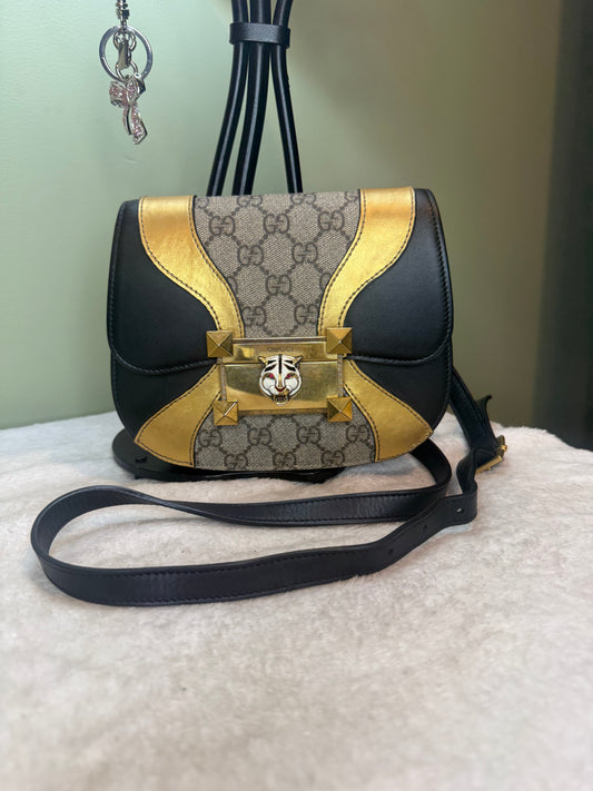 1120. Gucci GG Supreme Small Osiride Shoulder Bag