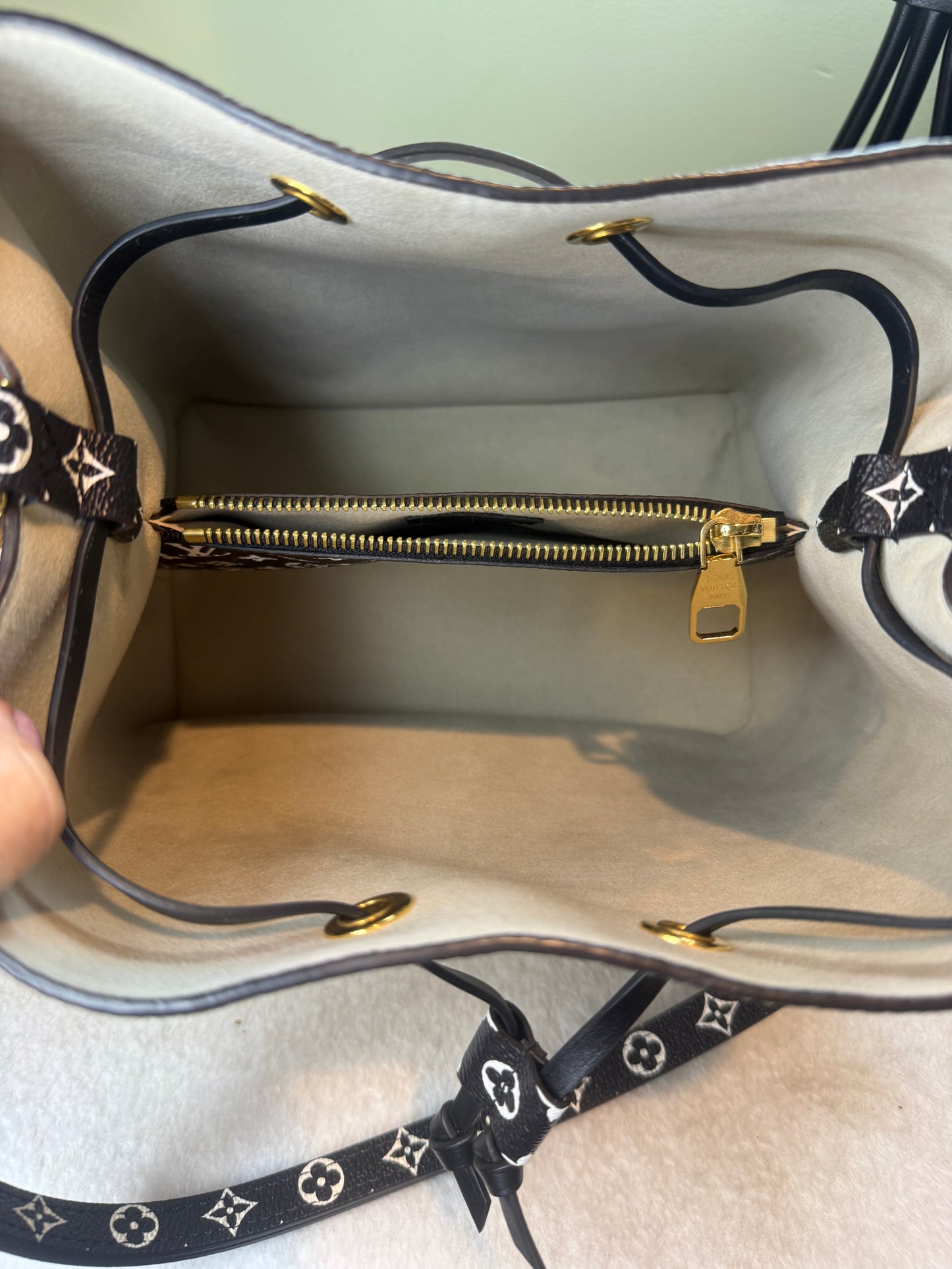 1487. Louis Vuitton Giant Jungle NeoNoe MM