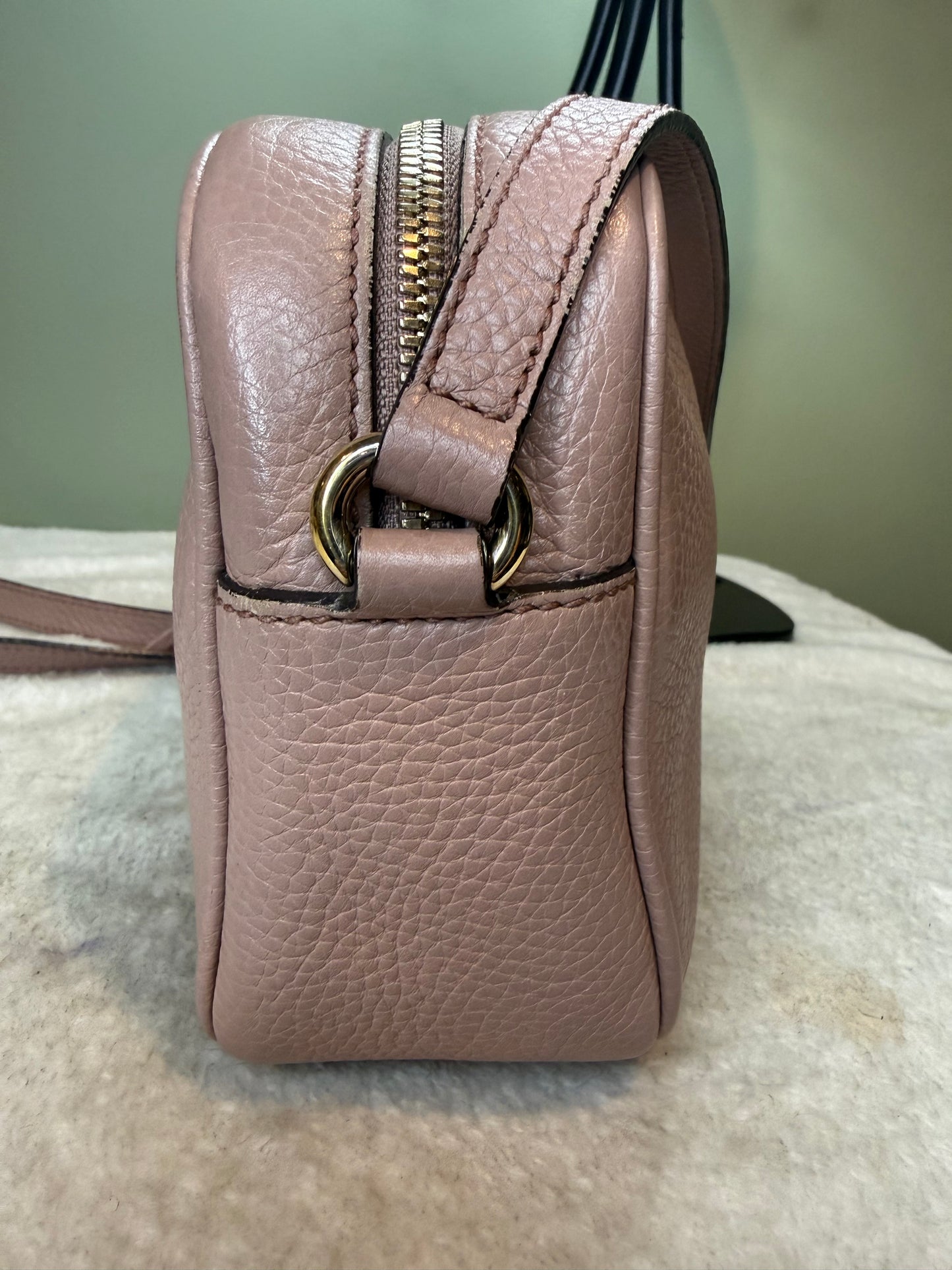 1547. Gucci Light Pink Soho Disco Camera Bag