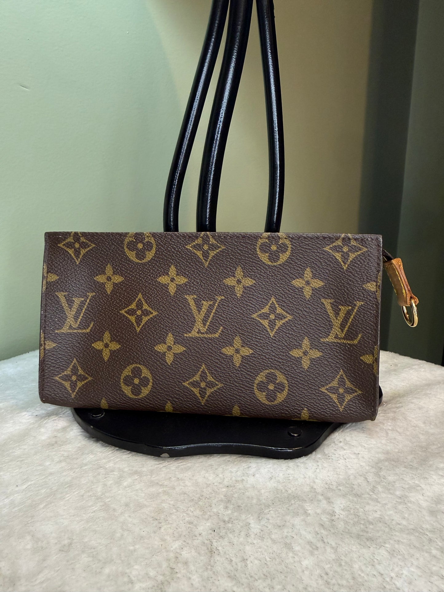 1318. Louis Vuitton Monogram Bucket Pouch GM
