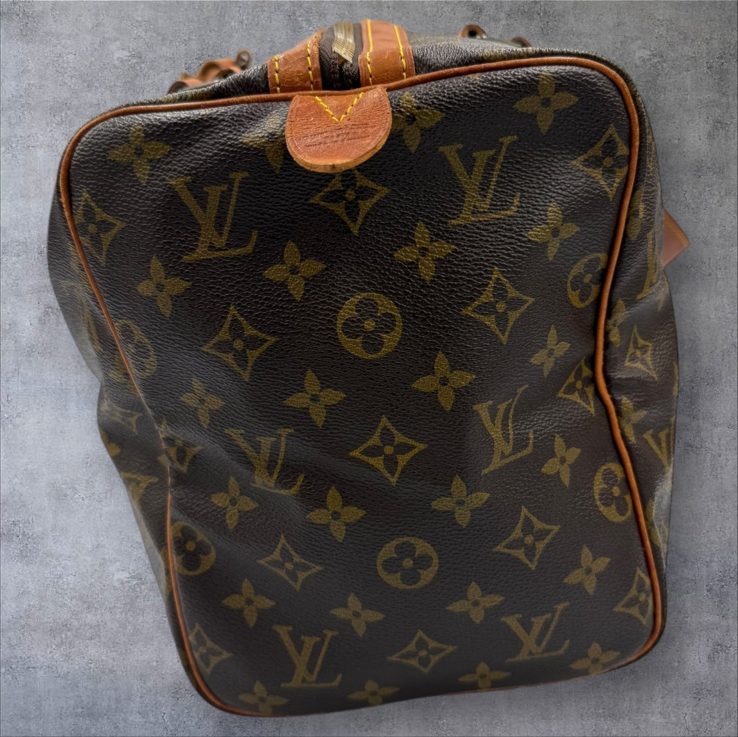 352. Louis Vuitton Monogram Sac Souple 35