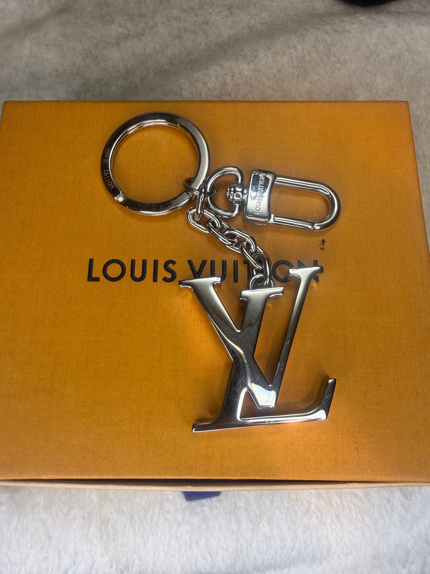 1405. Louis Vuitton Silver Facettes Bag Charm/Key Holder