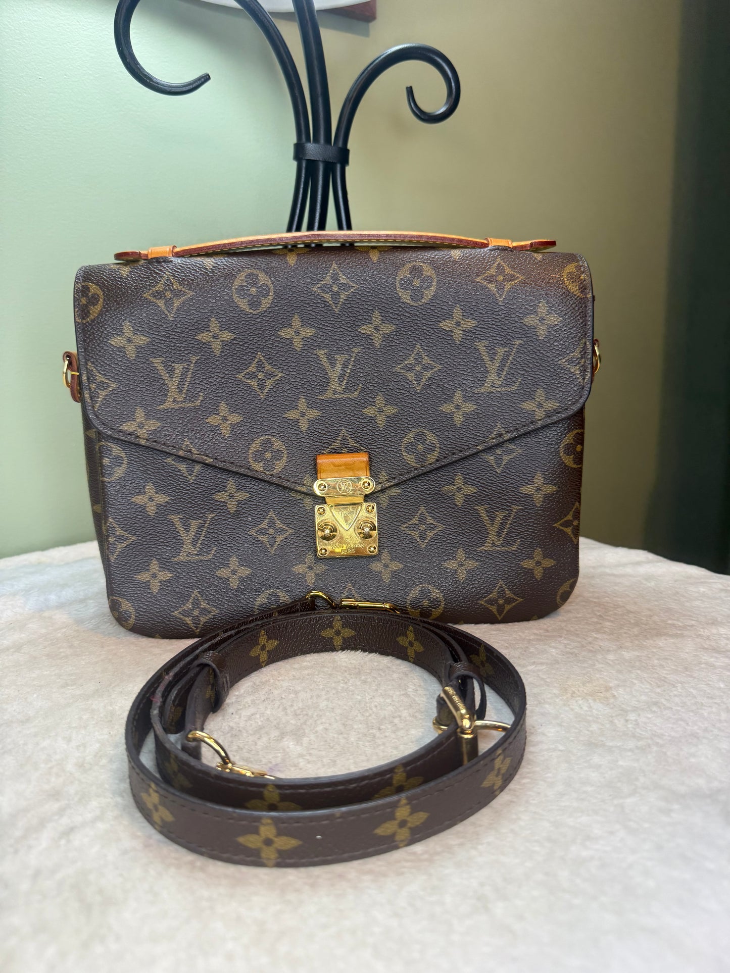 1539. Louis Vuitton Monogram Pochette Metis