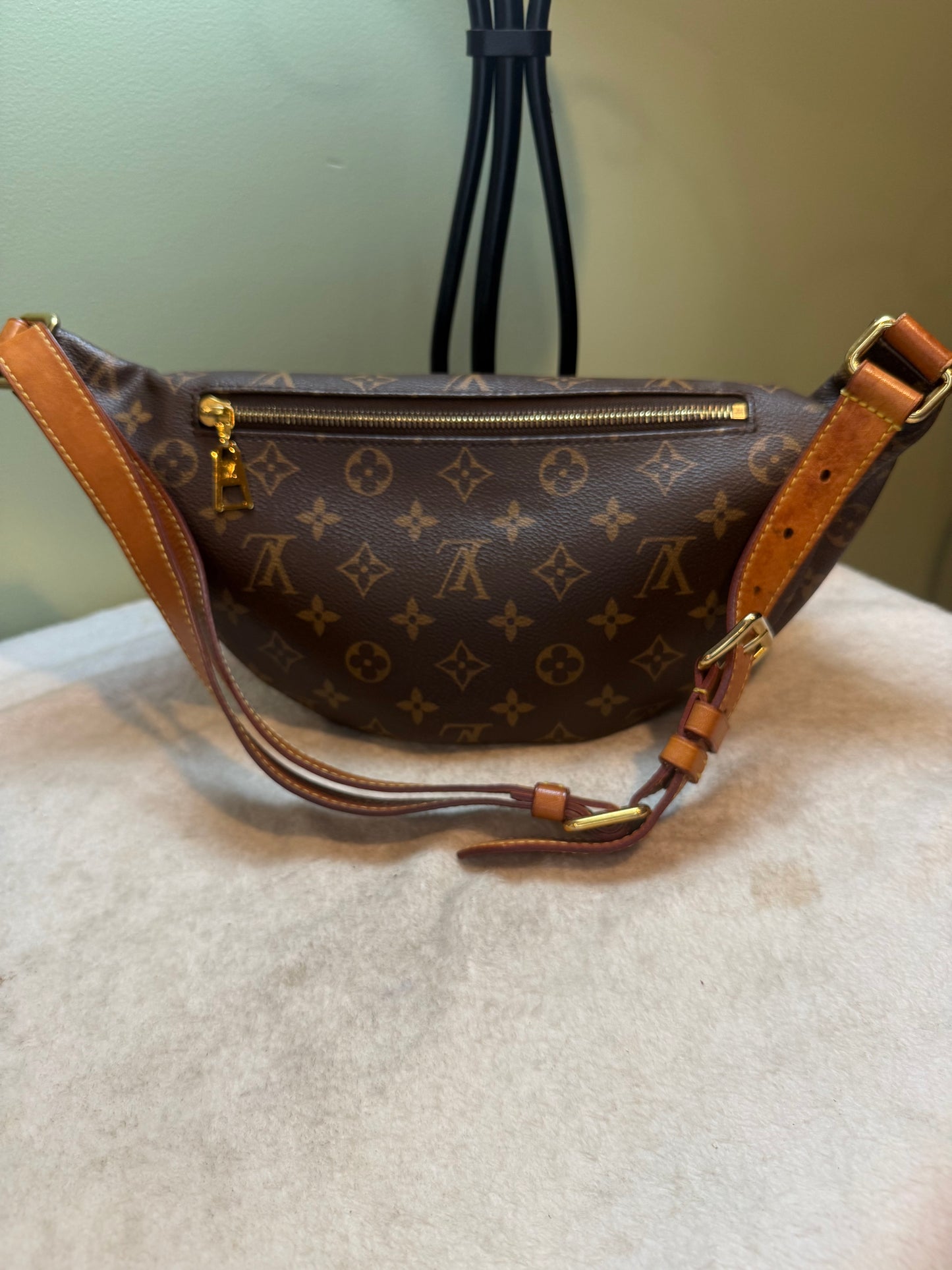 1662. Louis Vuitton Monogram Bumbag