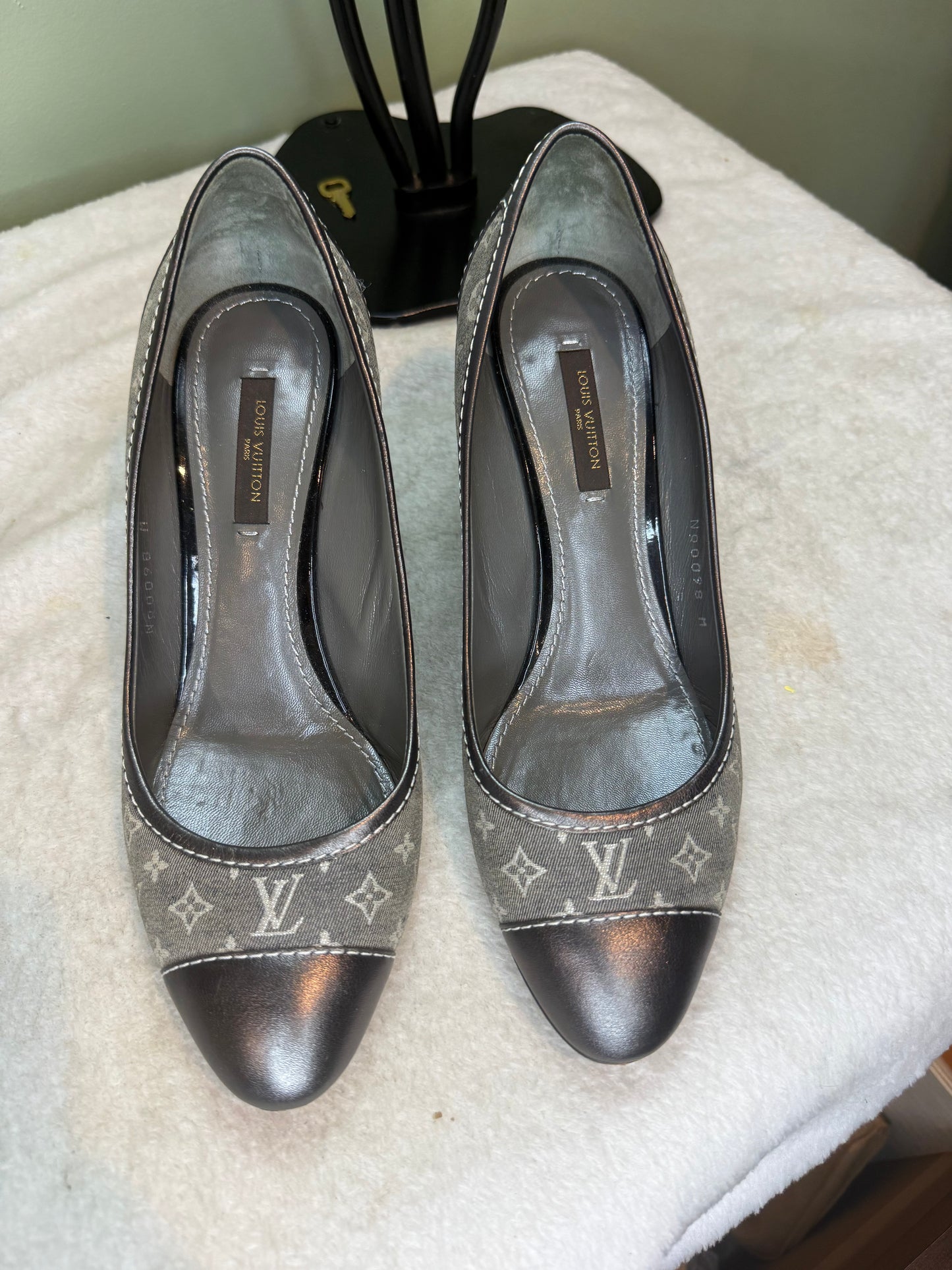 1514. Louis Vuitton Grey Monogram Canvas Min Lin Leather Toe cap heels