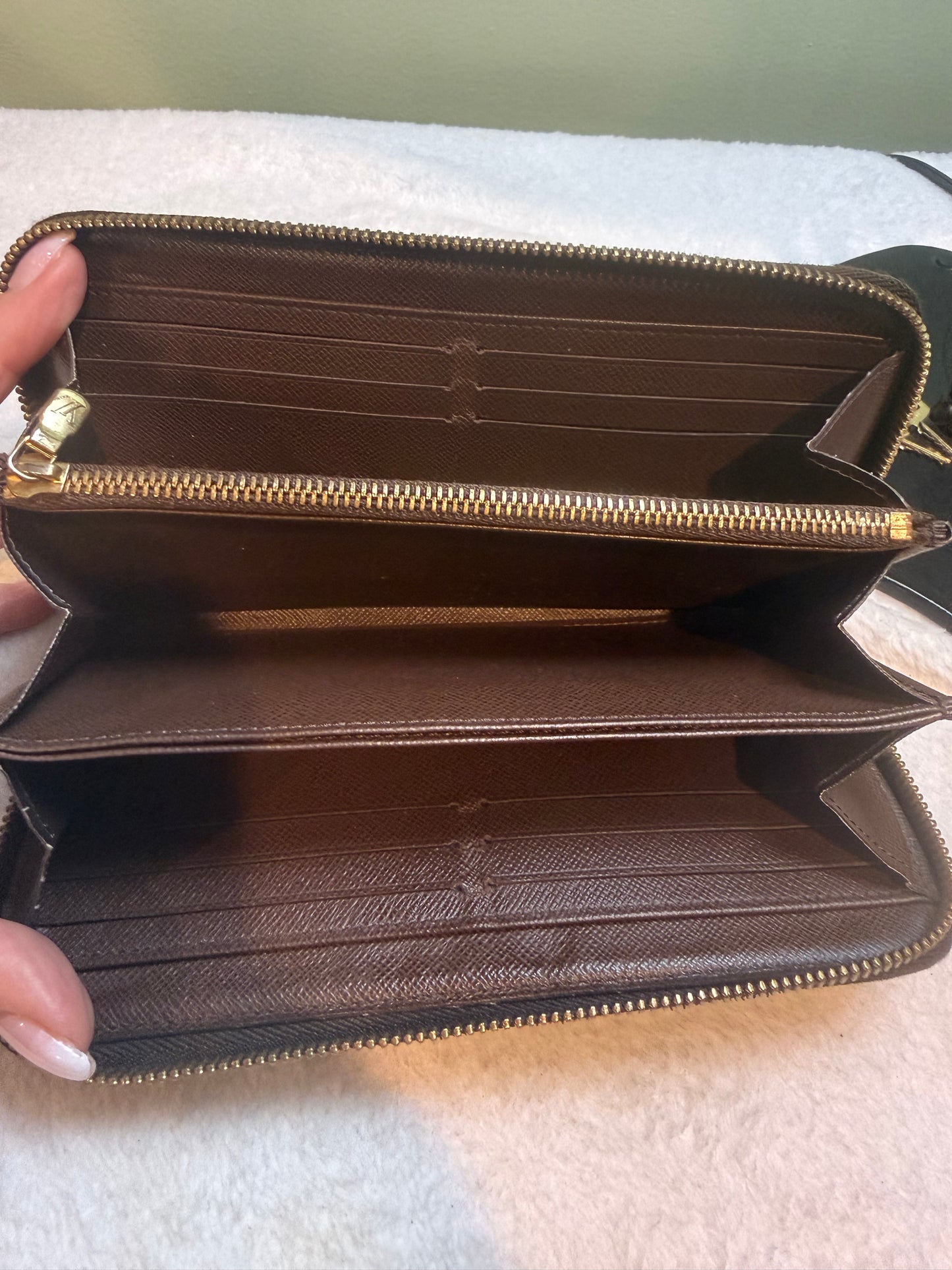 512. Louis Vuitton Damier Ebene Zippy Wallet