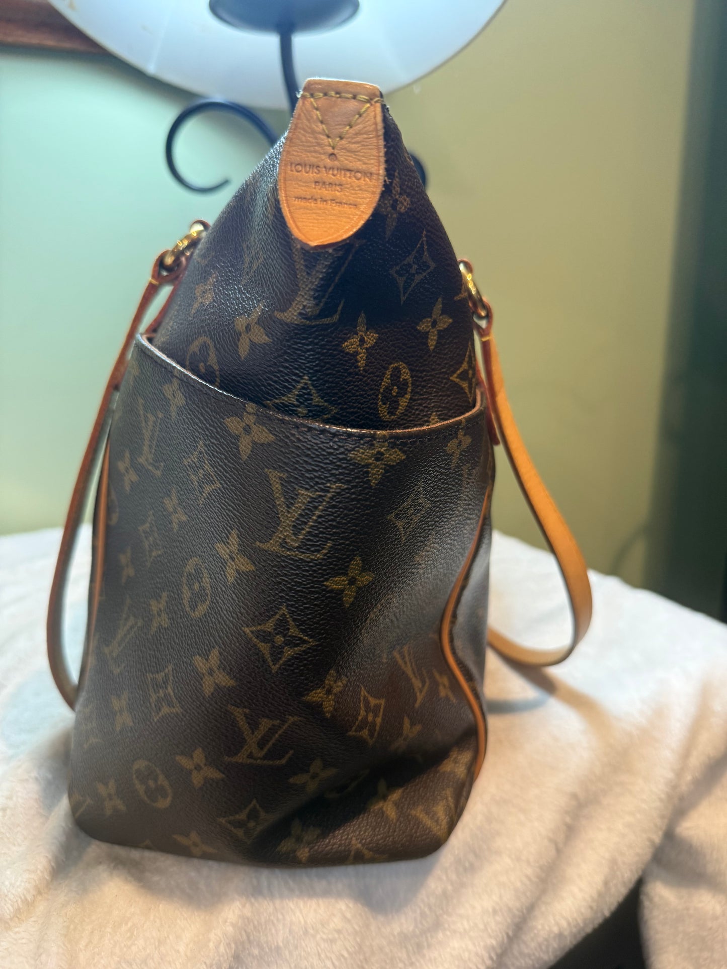 1669. Louis Vuitton Monogram Totally MM