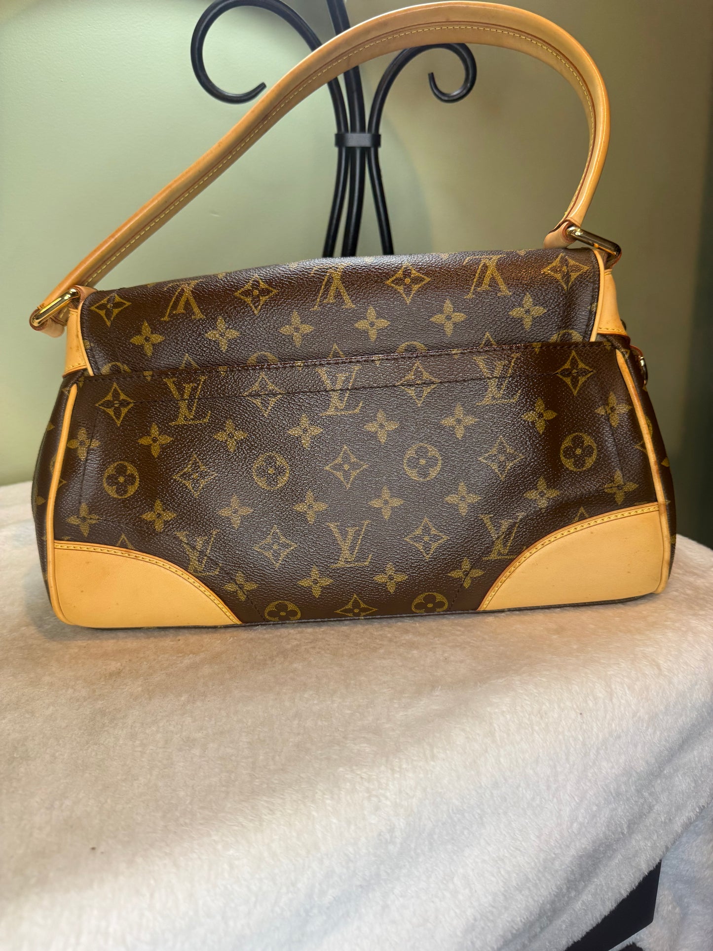 1272. Louis Vuitton Monogram Beverly PM