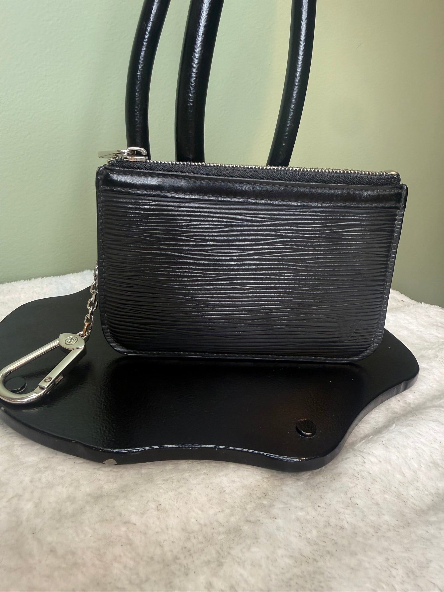 1434. Louis Vuitton Black Epi Key Cles