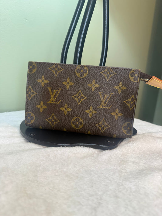 1137. Louis Vuitton Monogram Bucket Pouch PM