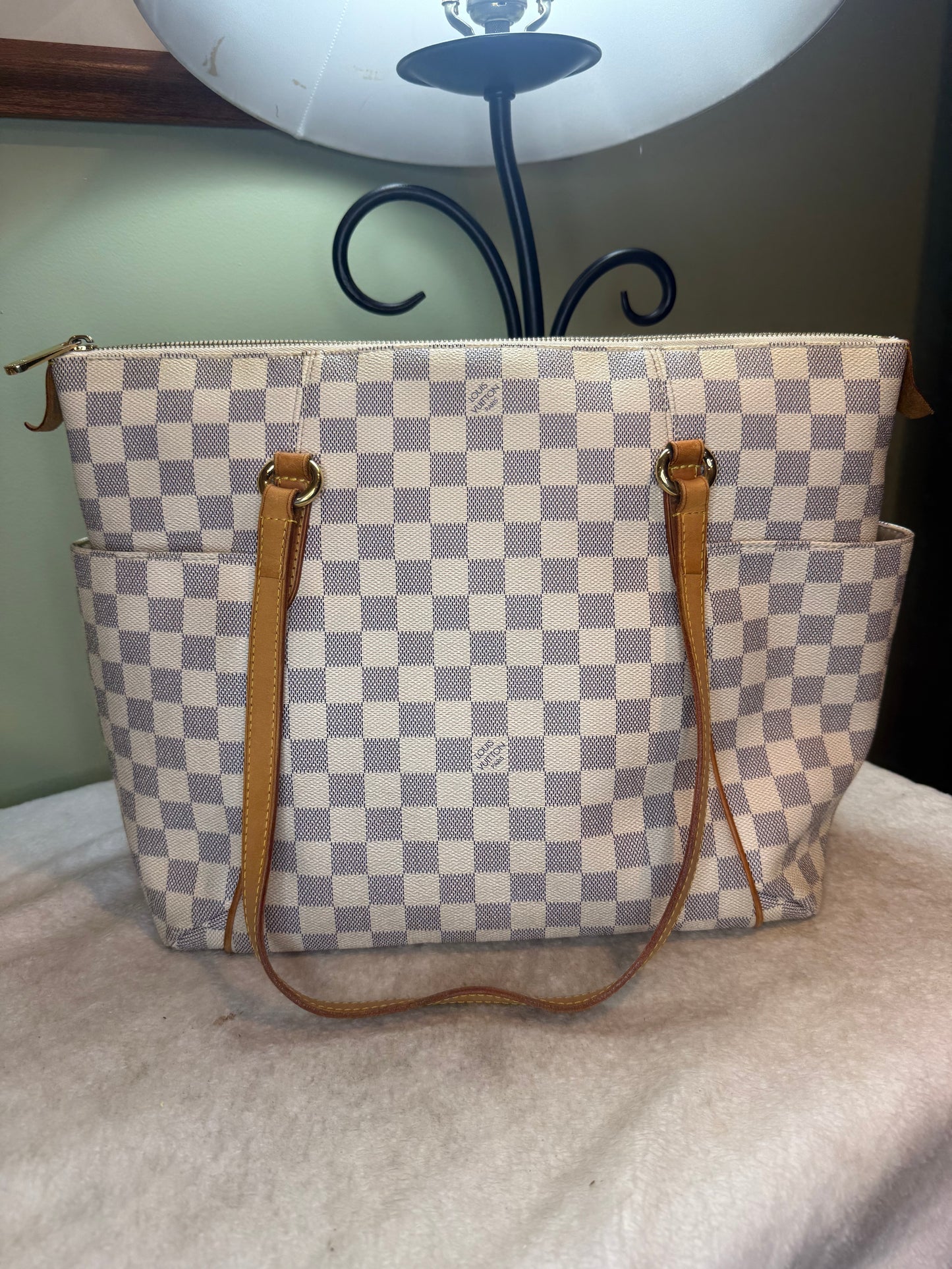 1538. Louis Vuitton Damier Azur Totally MM