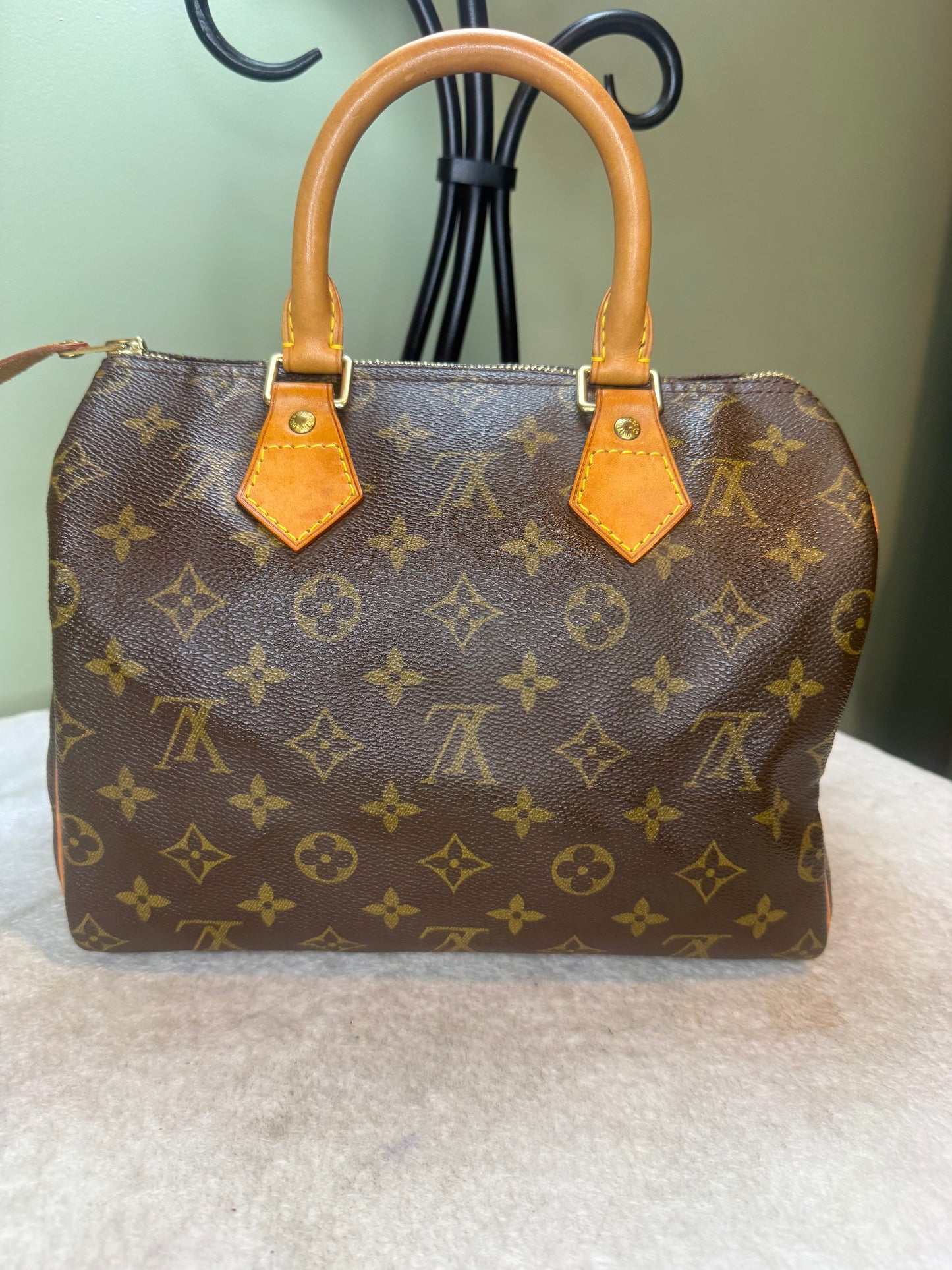1549. Louis Vuitton Monogram Speedy 25