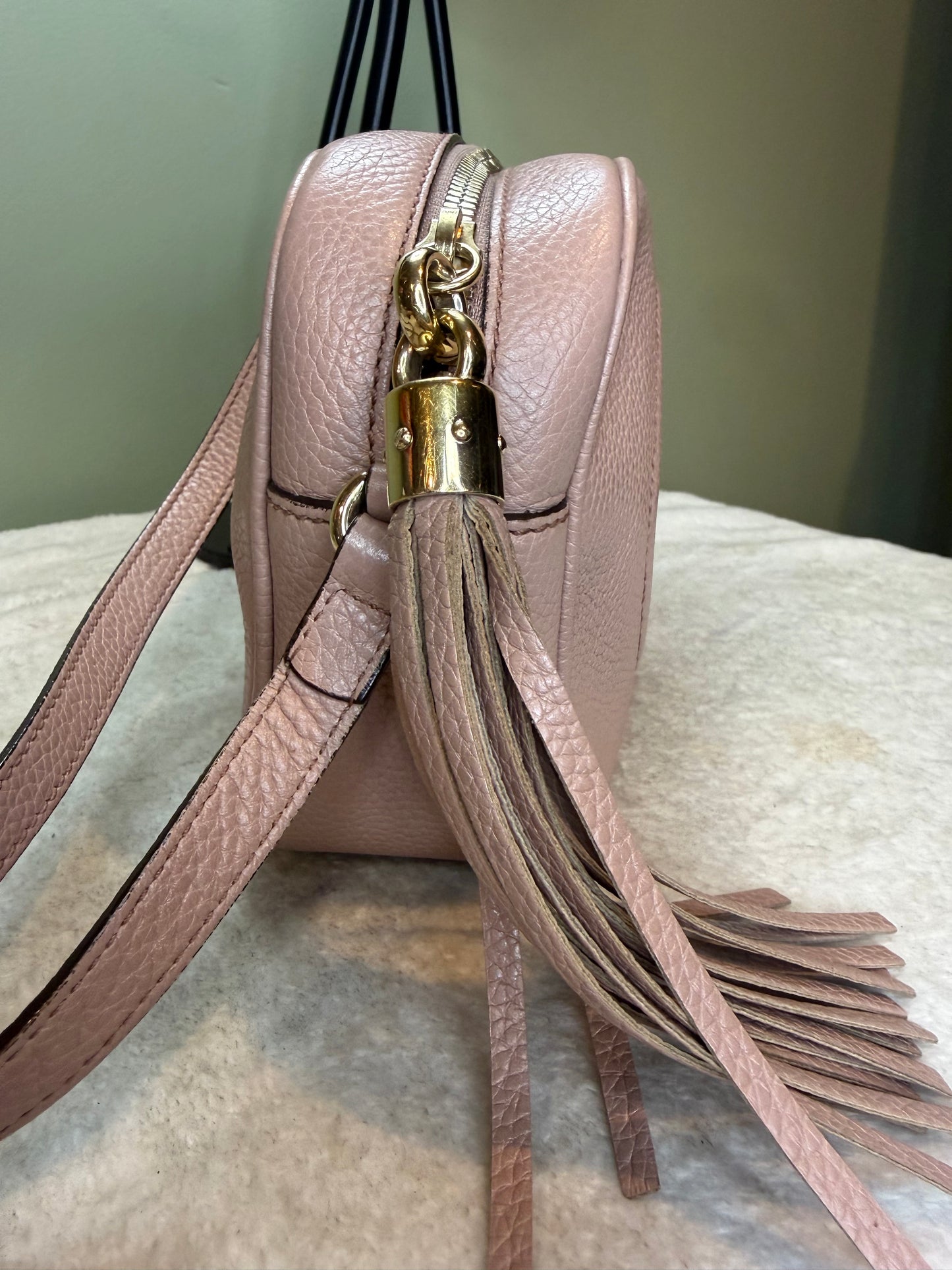 1547. Gucci Light Pink Soho Disco Camera Bag