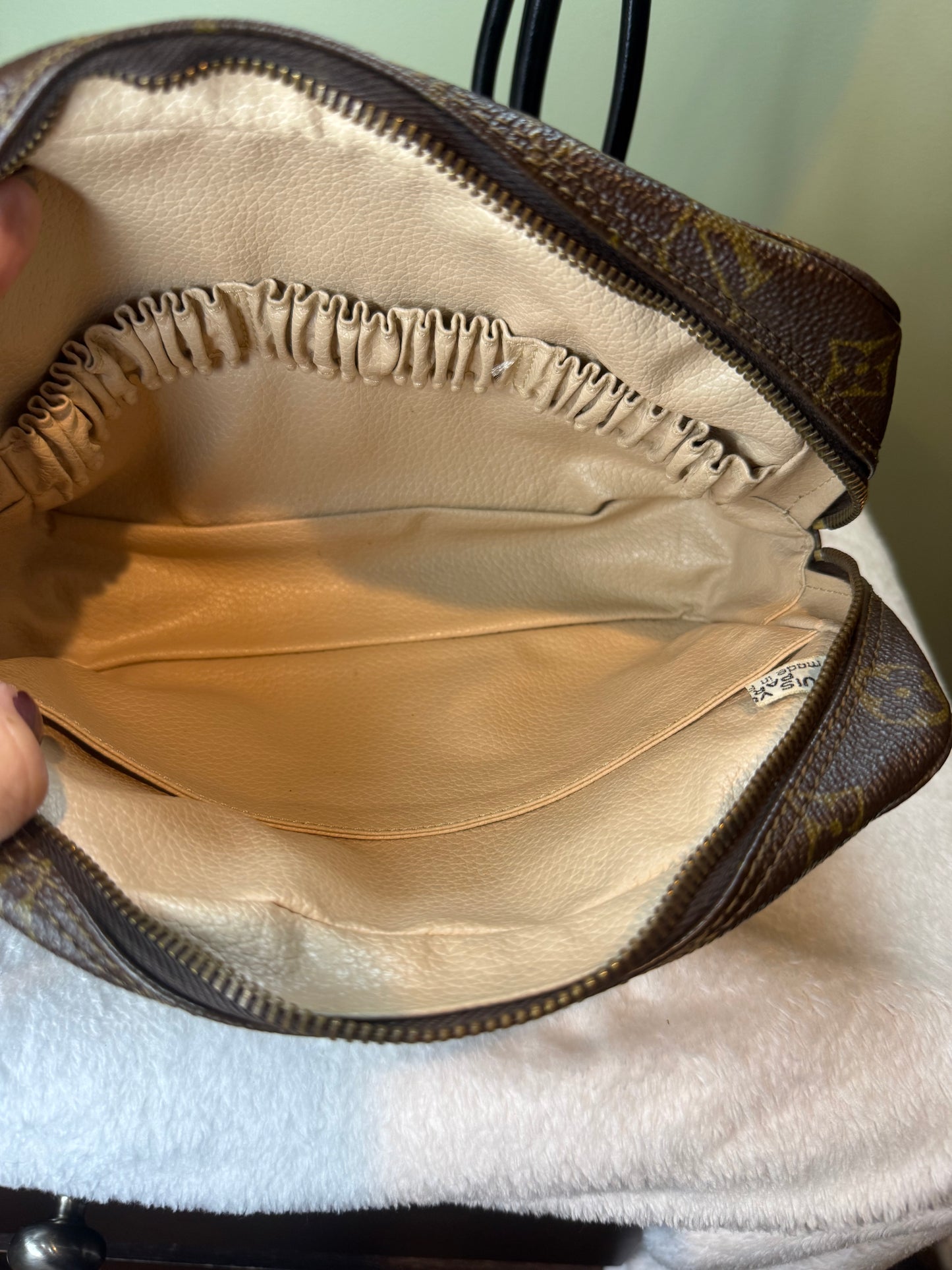 1341. Louis Vuitton Monogram Trousse 23