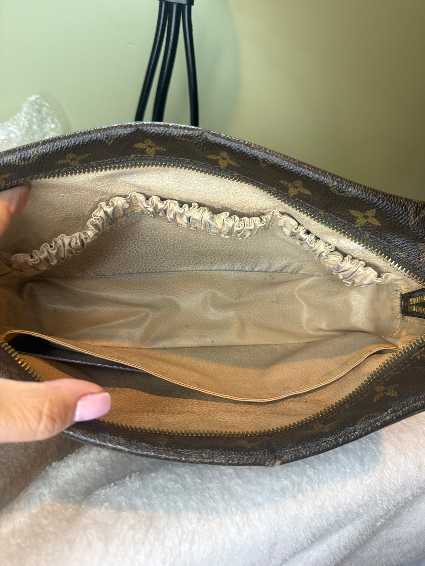 1519. Louis Vuitton Monogram Trousse 28
