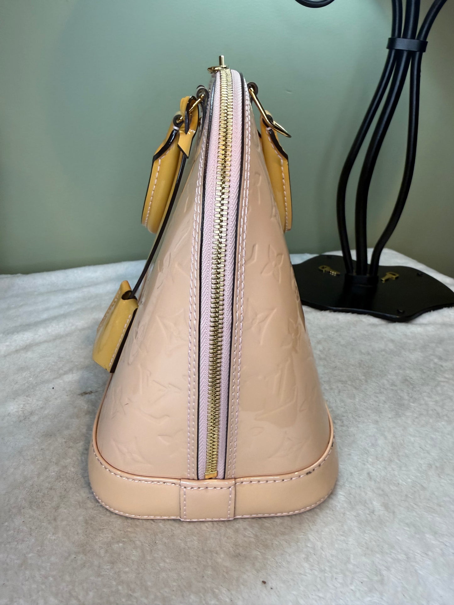 1286. Louis Vuitton Rose Florentine Vernis Alma PM