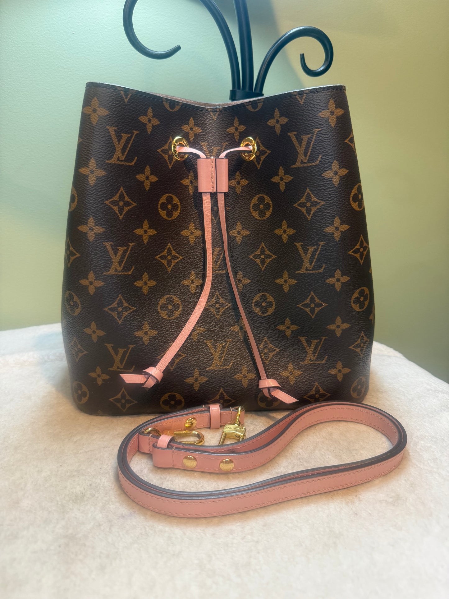 1567. Louis Vuitton Monogram NeoNoe MM with Pink