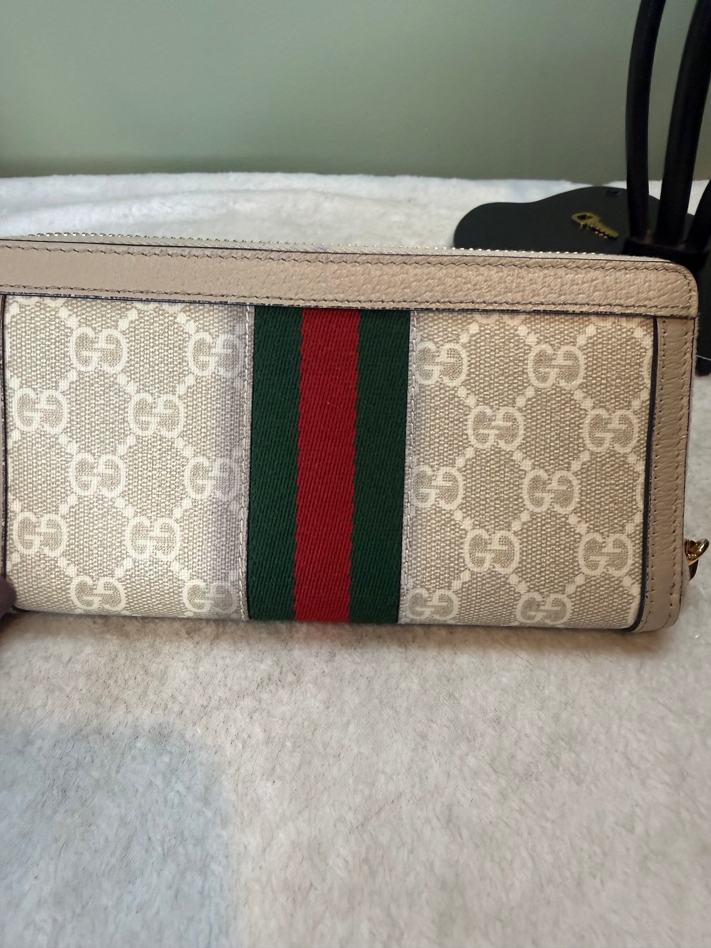 1298. Gucci Ophidia Beige and white Zippy Wallet