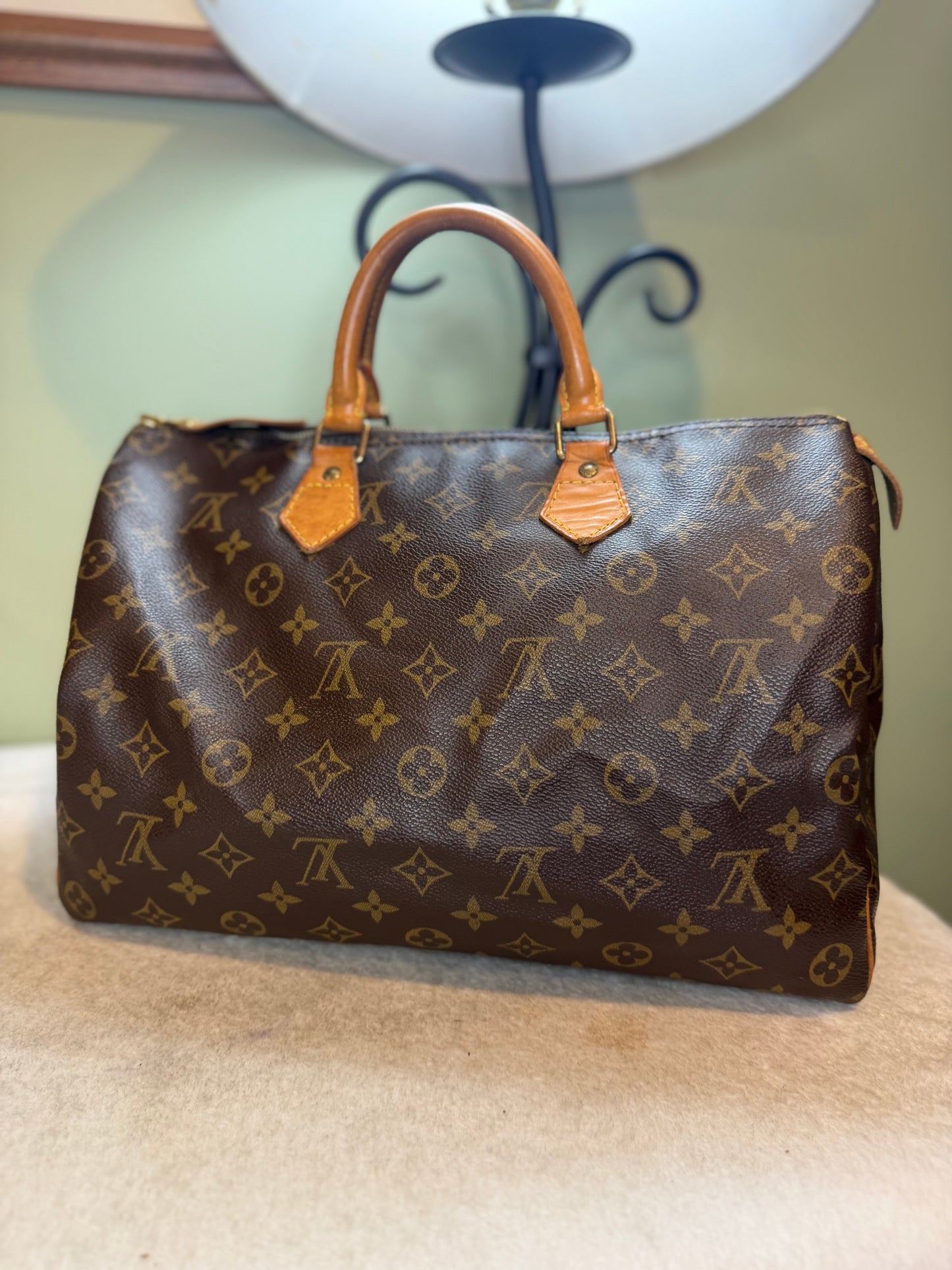 1554. Louis Vuitton Monogram Speedy 35