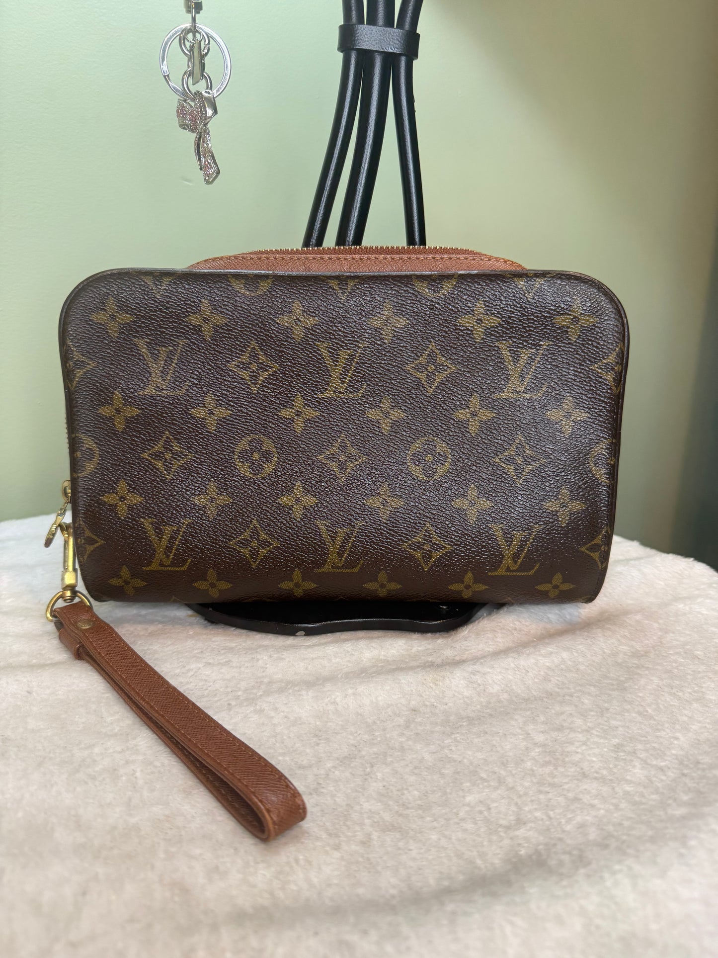 1099. Louis Vuitton Monogram Orsay Clutch