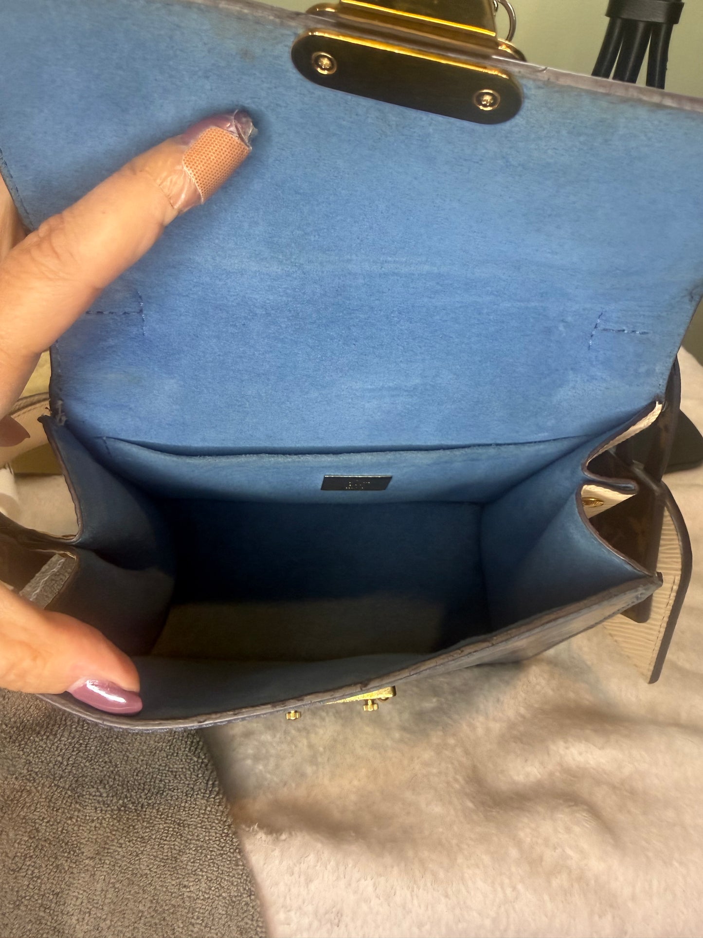 1094. Louis Vuitton Blue vernis Spring Street with Strap