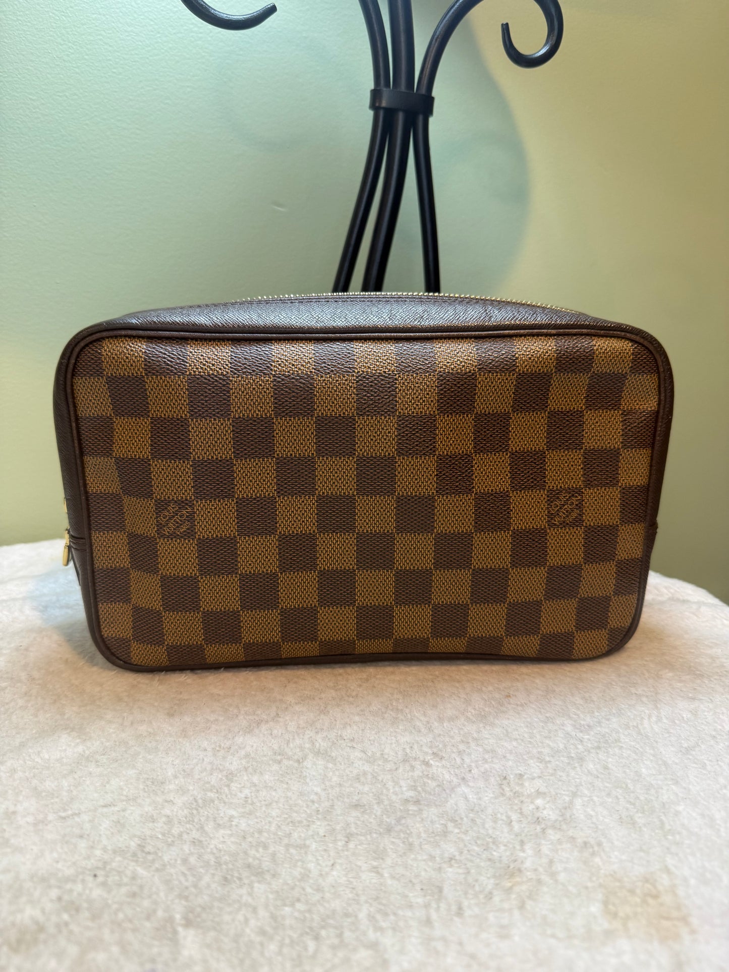 1600. Louis Vuitton Damier Ebene Trousse 23