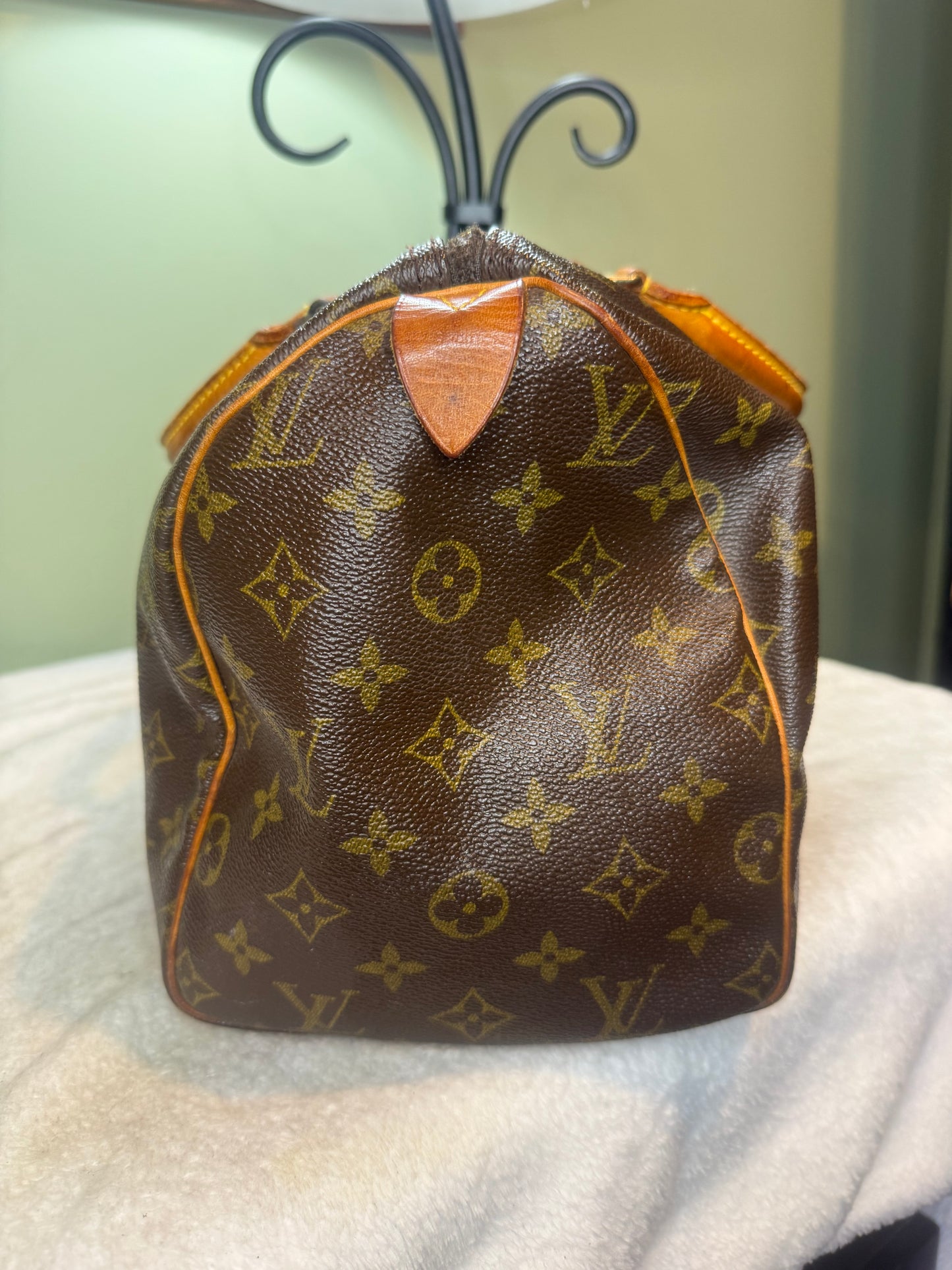 1418.  Louis Vuitton Monogram Speedy 30