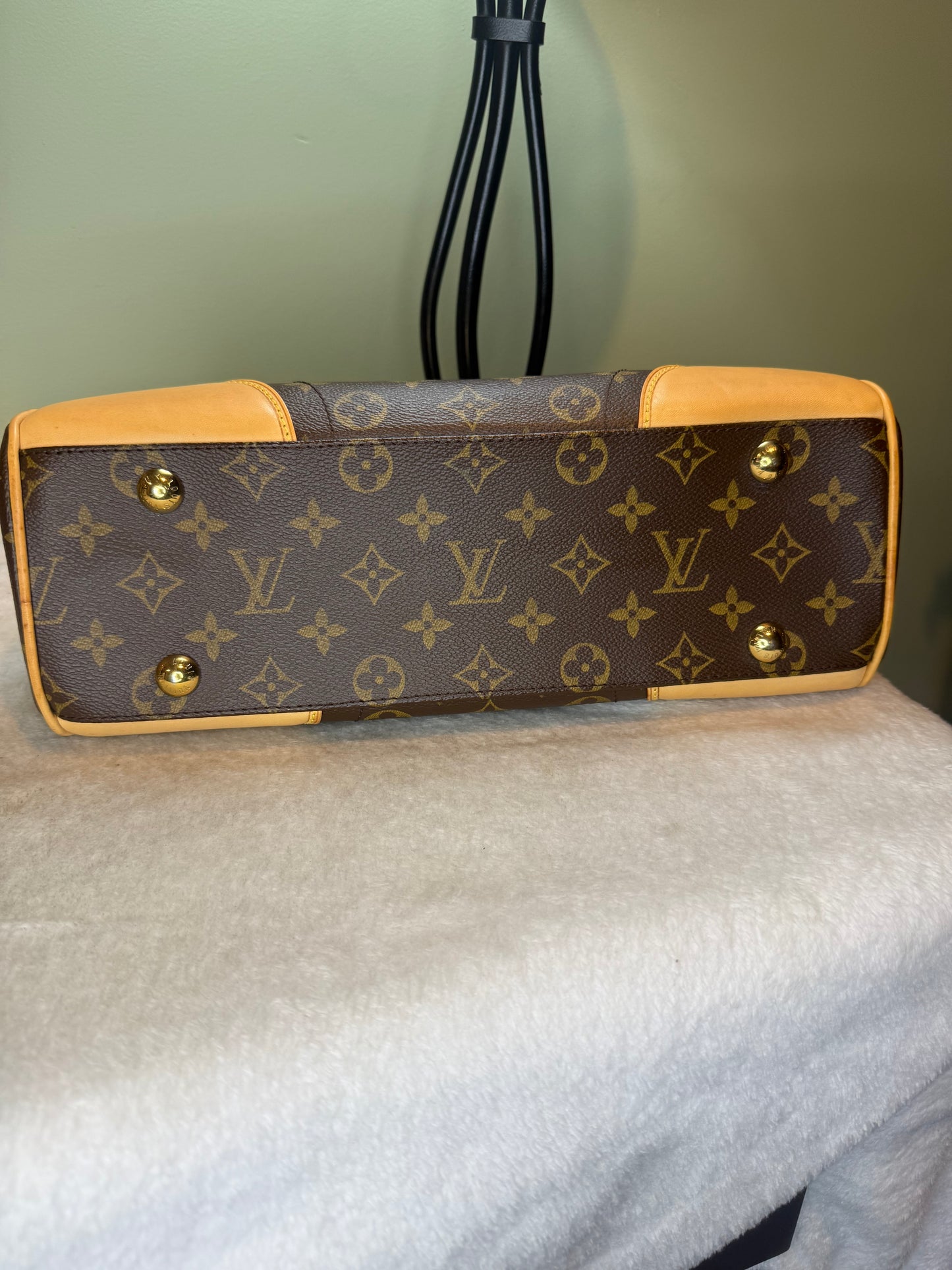 1272. Louis Vuitton Monogram Beverly PM